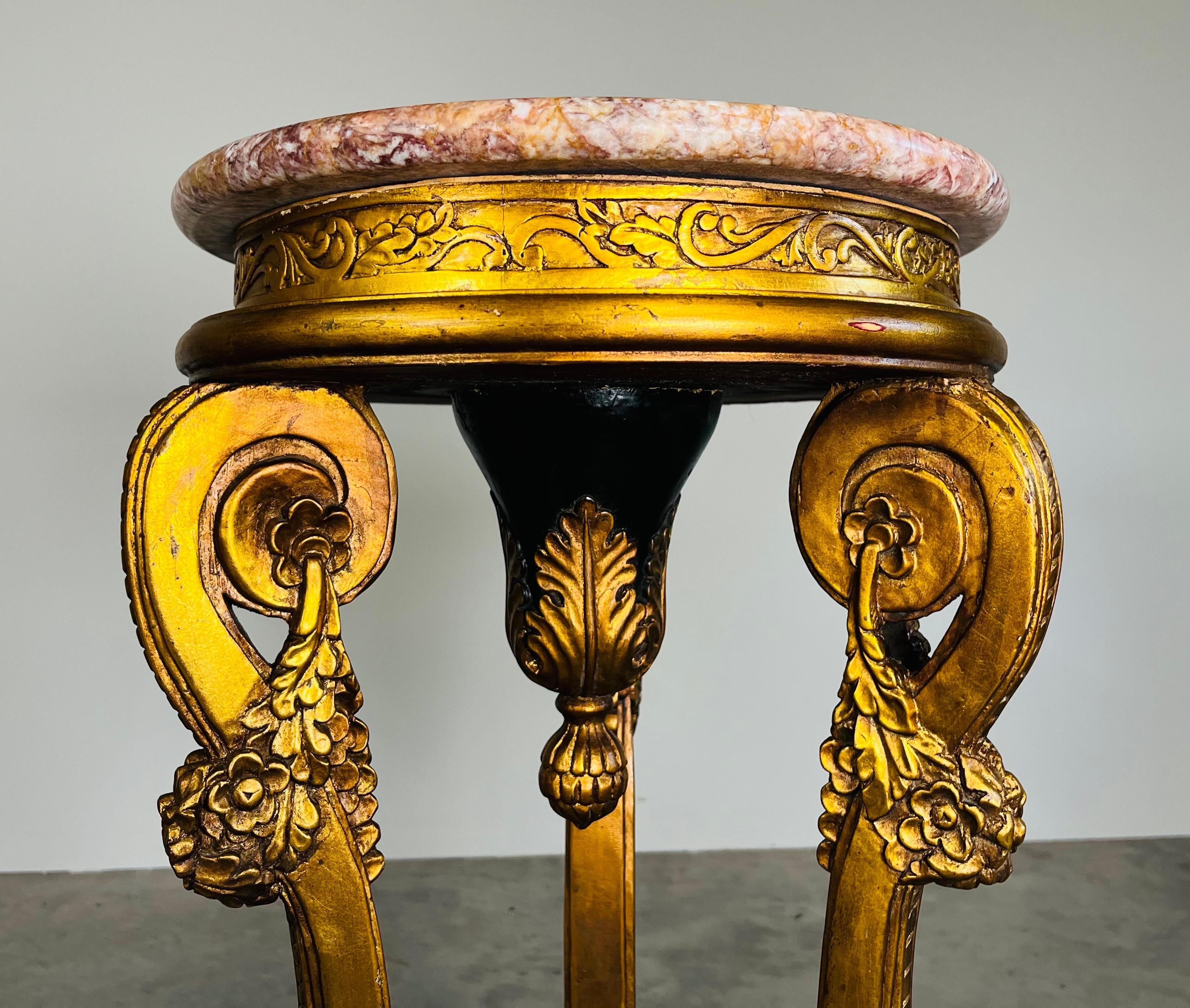 Pareja de pedestales de mármol dorado y pintado de estilo Imperio en venta 2