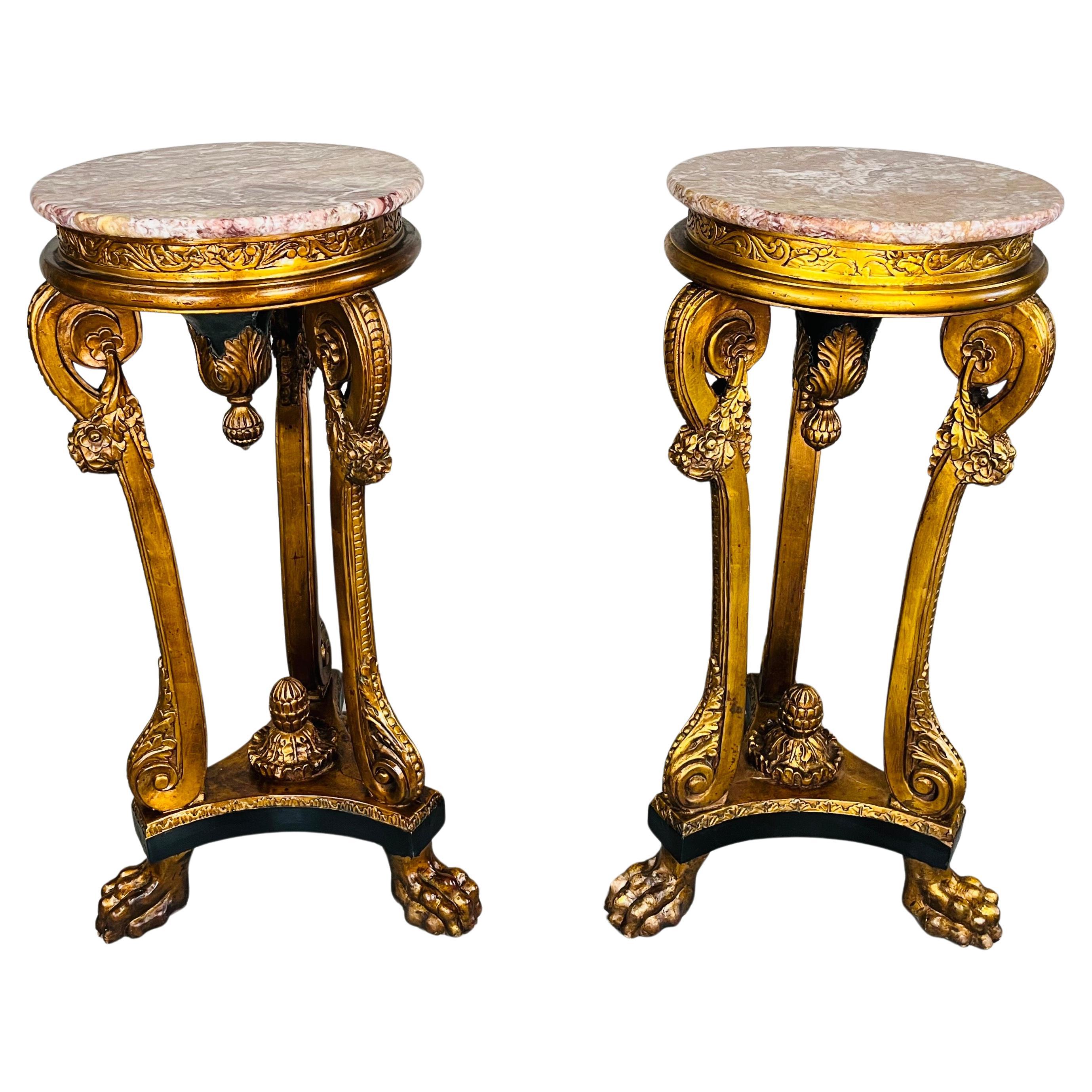 Pareja de pedestales de mármol dorado y pintado de estilo Imperio en venta