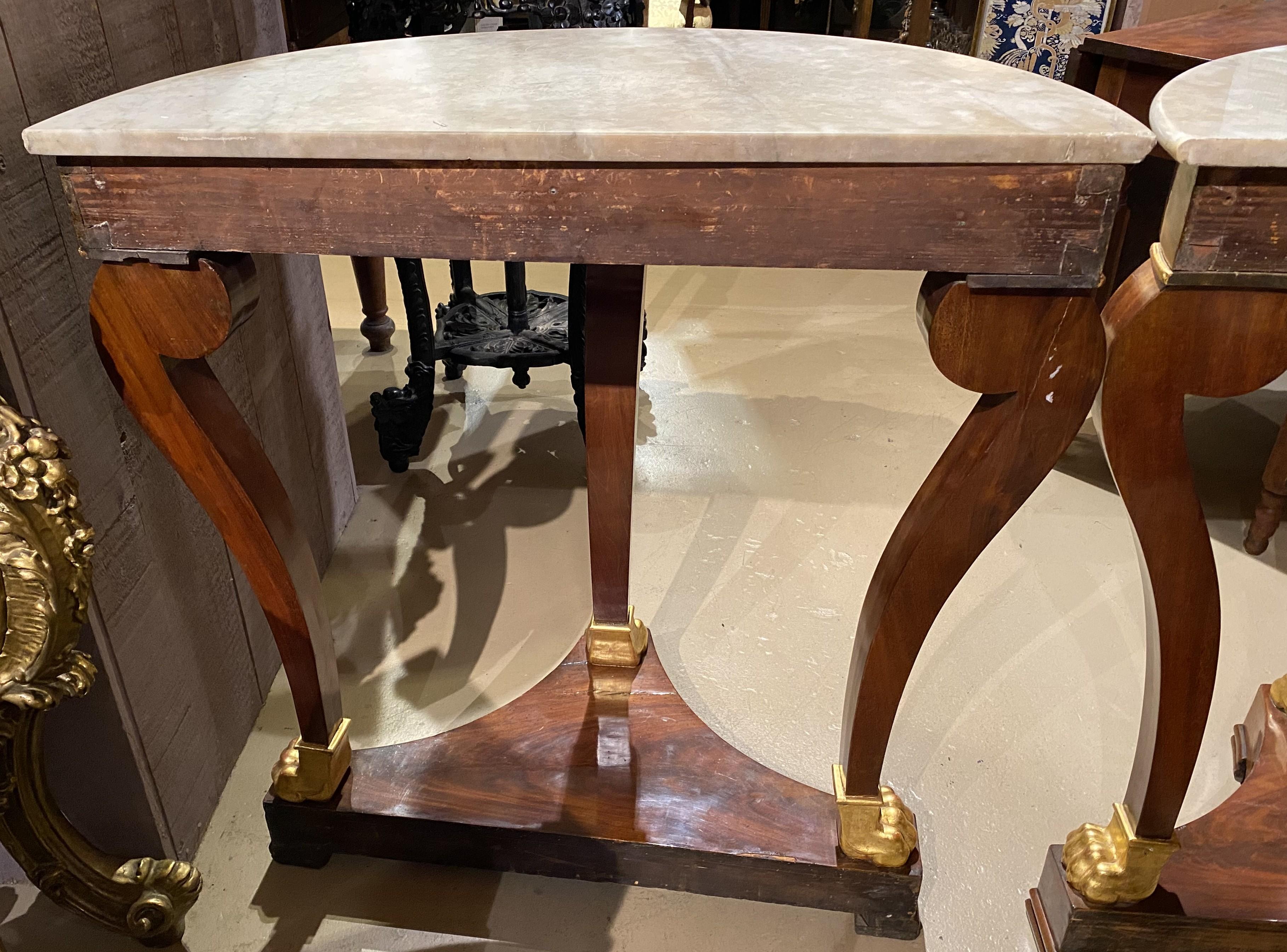 Paar vergoldete Demilune-Konsolen aus Mahagoni mit Marmorplatte im Empire-Stil, teilweise vergoldet im Angebot 4