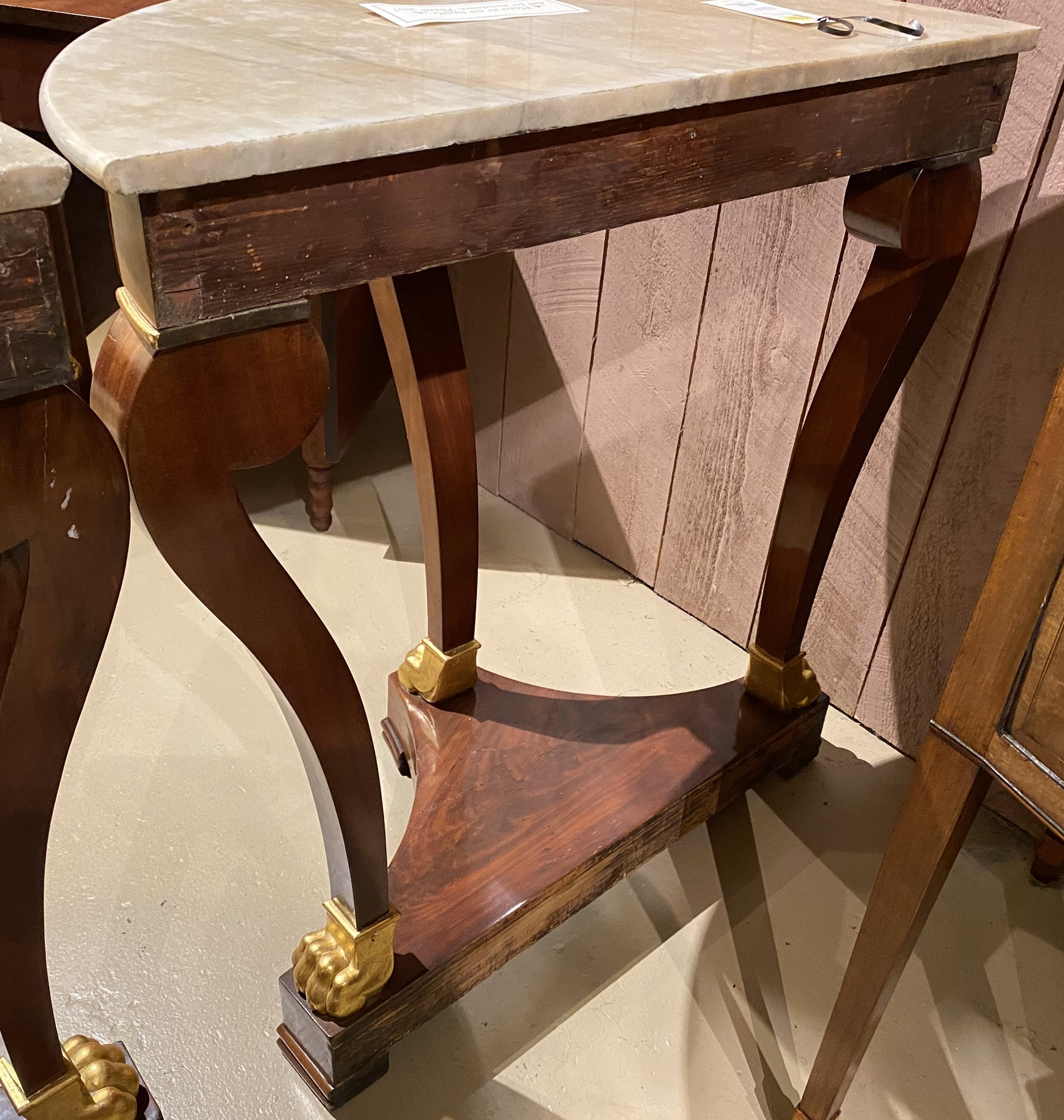 Paar vergoldete Demilune-Konsolen aus Mahagoni mit Marmorplatte im Empire-Stil, teilweise vergoldet im Angebot 5