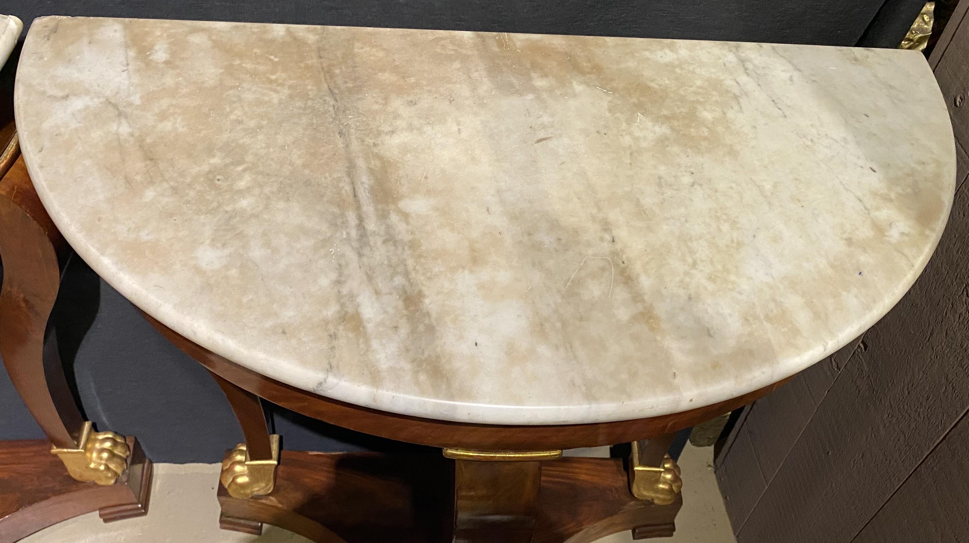 Paar vergoldete Demilune-Konsolen aus Mahagoni mit Marmorplatte im Empire-Stil, teilweise vergoldet im Zustand „Gut“ im Angebot in Milford, NH