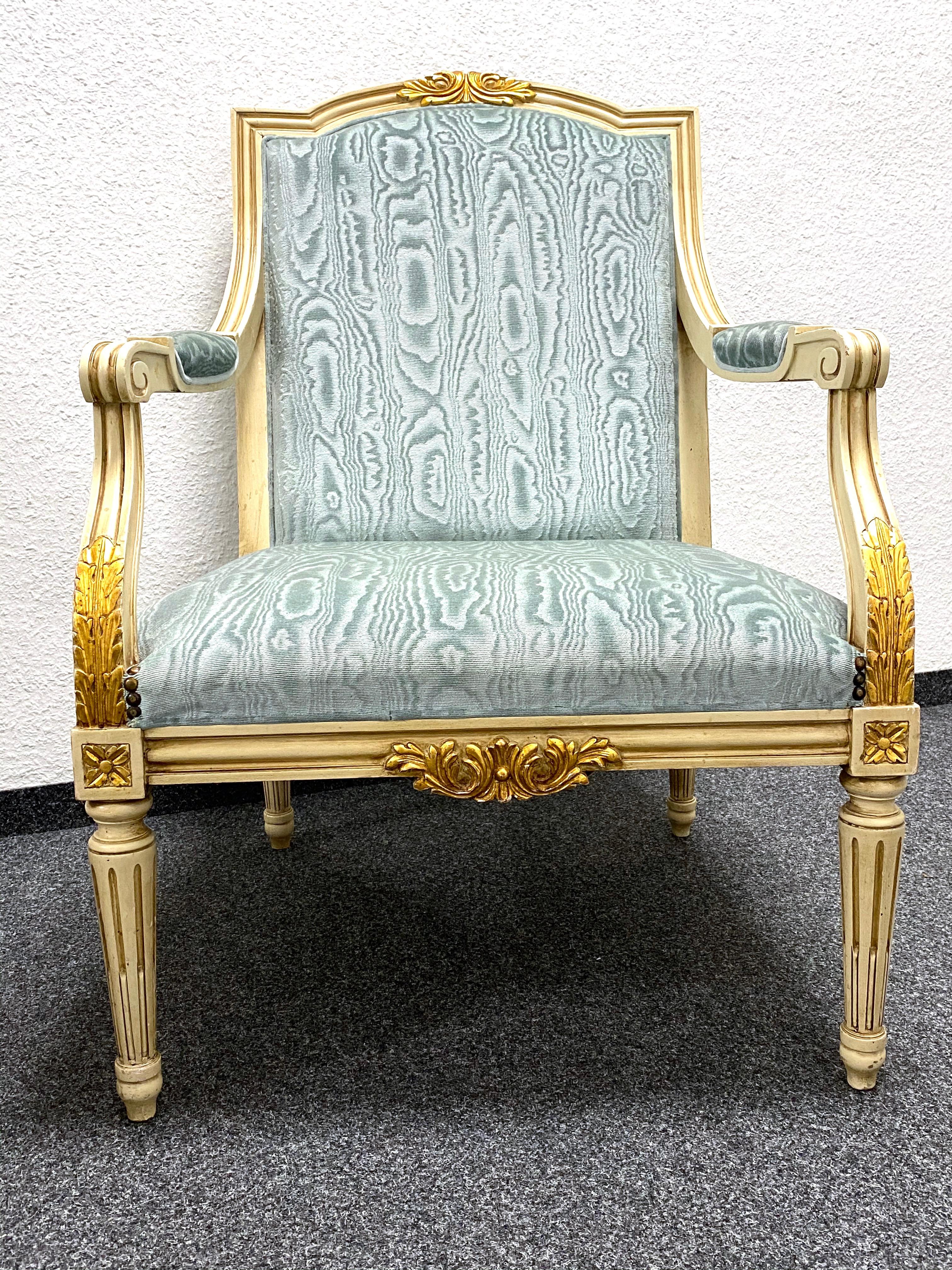 Pair of Empire Style Open Armchairs Blue Fabric, Chippy White and Gold, 1950s In Good Condition For Sale In Nuernberg, DE