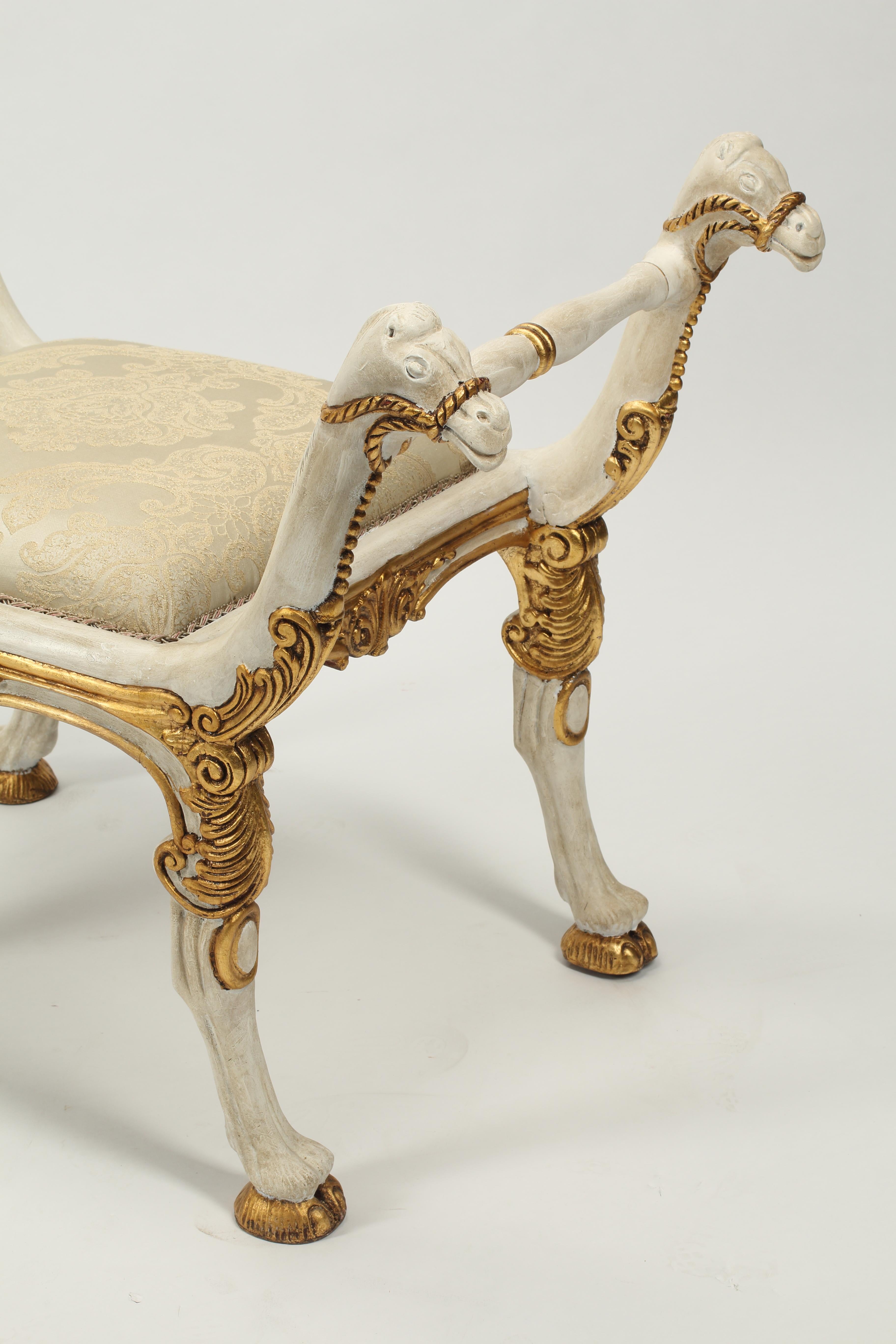 Un magnífico par de taburetes dorados de estilo Imperio que destilan elegancia atemporal. Cada taburete tiene una estructura de madera tallada con un acabado crema y dorado que muestra el lujo del estilo Imperio. Los reposabrazos presentan