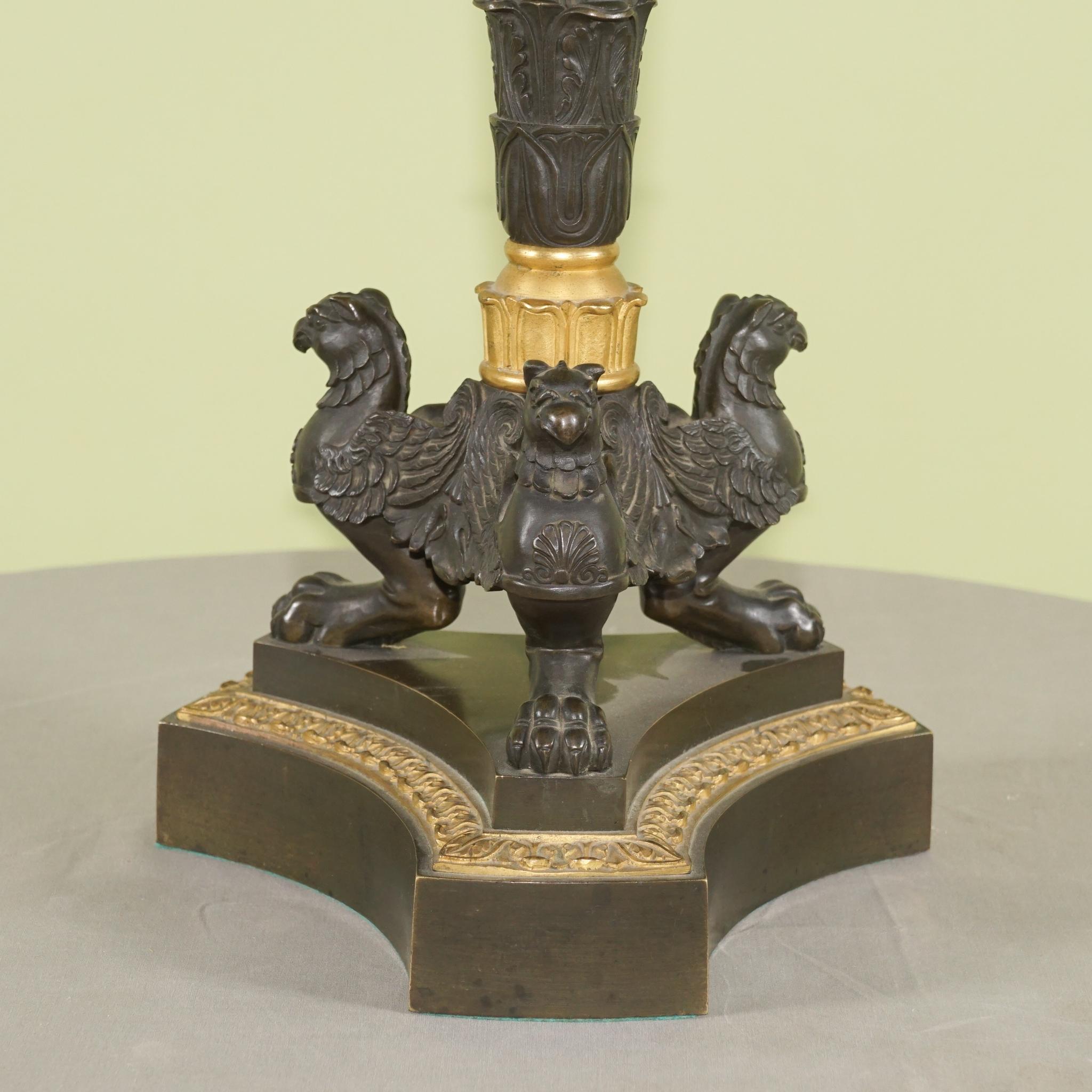 Paar Kandelaber aus patinierter und vergoldeter Bronze im Empire-Stil im Angebot 2
