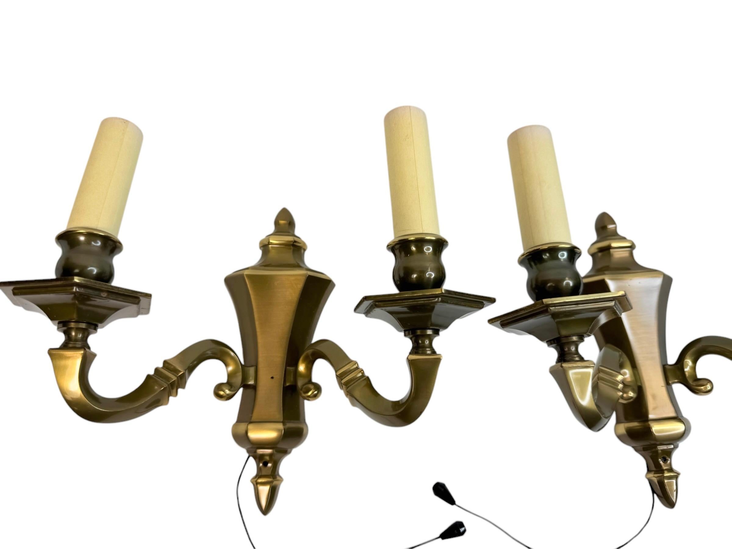 Aggiungi un tocco di opulenza alla tua casa con questa affascinante coppia di applique. Perfetto per valorizzare qualsiasi casa chic o eclettica. Ci piacerebbe vederlo appeso in un ingresso come affascinante benvenuto a casa o in una biblioteca.
