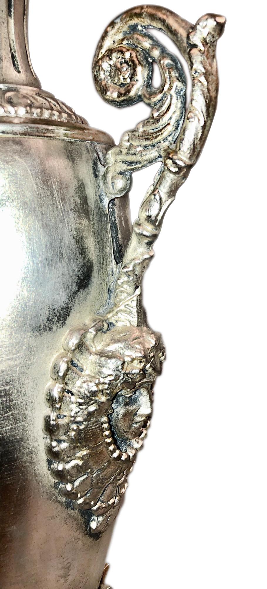 Paire de lampes de style Empire en métal argenté Bon état - En vente à New York, NY