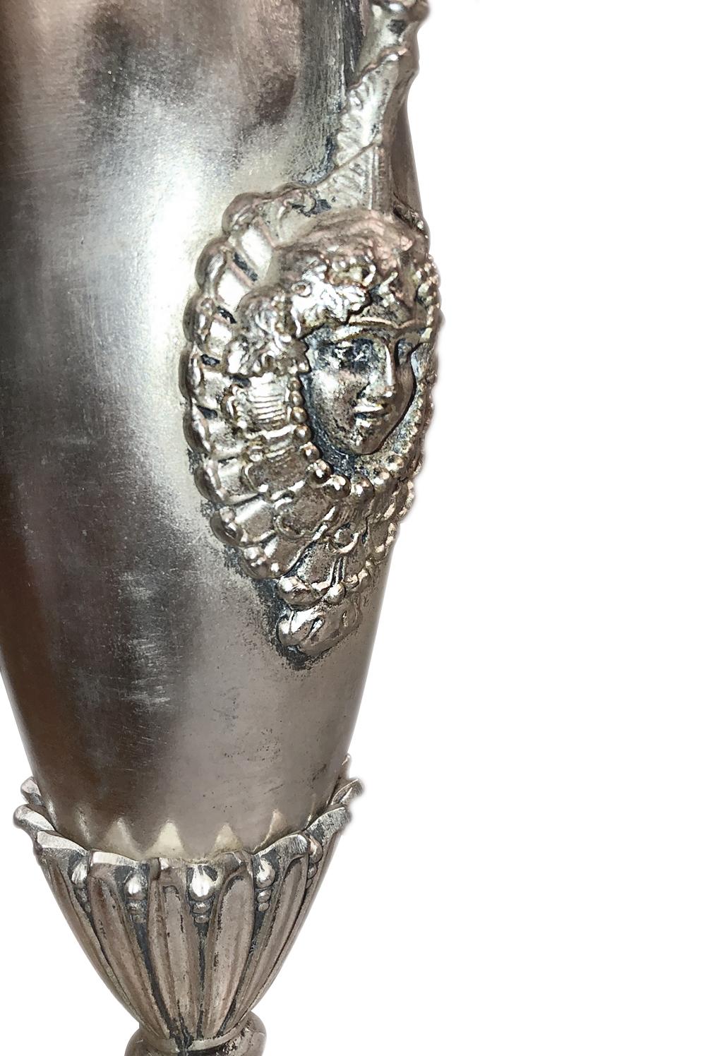 Début du 20ème siècle Paire de lampes de style Empire en métal argenté en vente