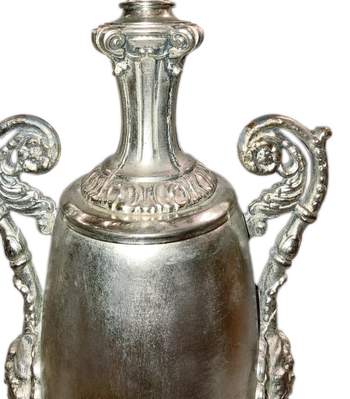 Placcato argento Coppia di lampade placcate in argento in stile impero in vendita