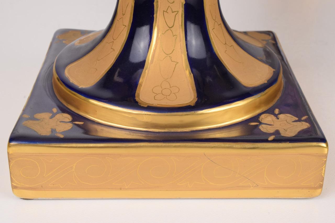 Vasen im Empire-Stil aus blauem und goldenem Porzellan, Paar im Zustand „Gut“ im Angebot in Prato, IT