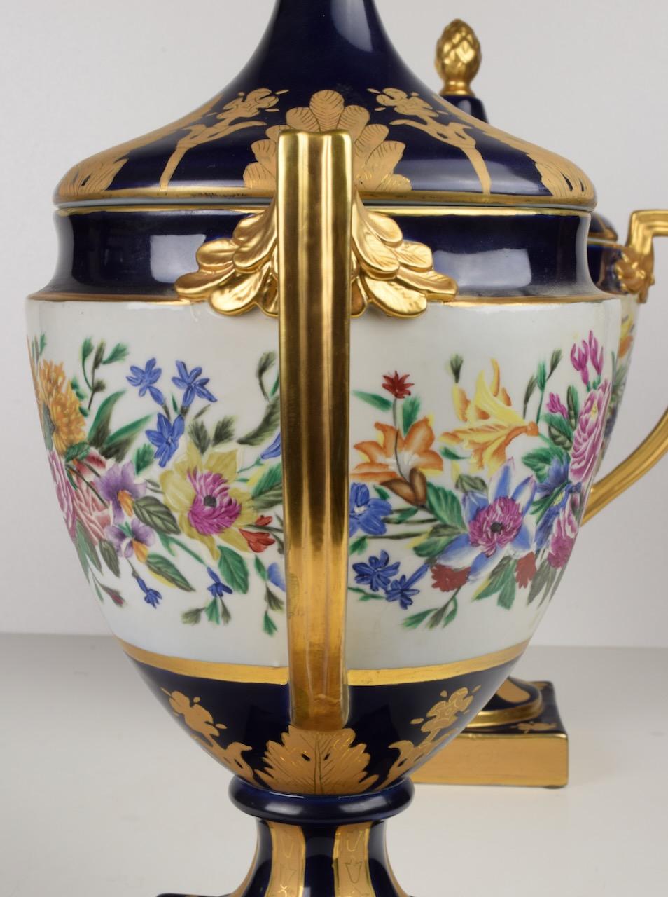 Vasen im Empire-Stil aus blauem und goldenem Porzellan, Paar im Angebot 1