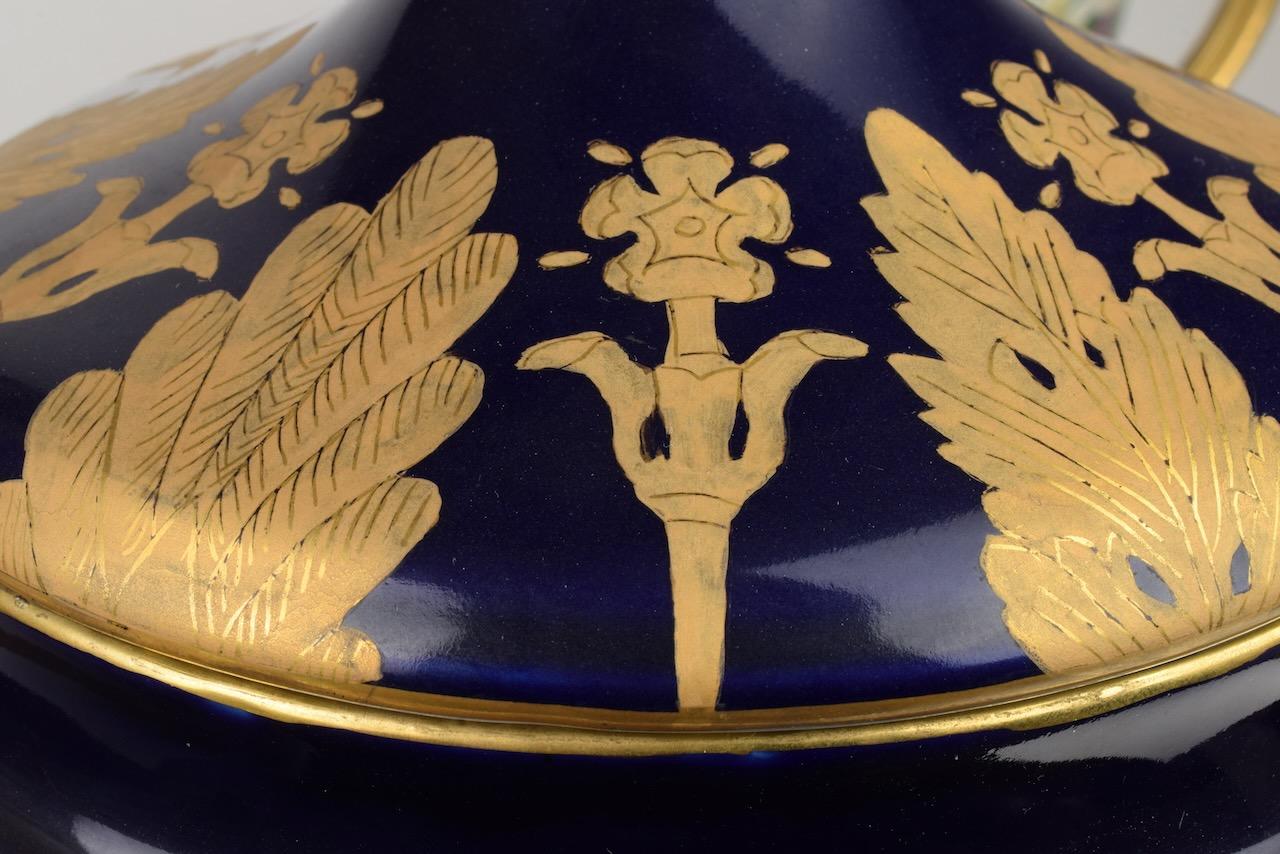 Paire de vases de style Empire en porcelaine bleue et or en vente 2