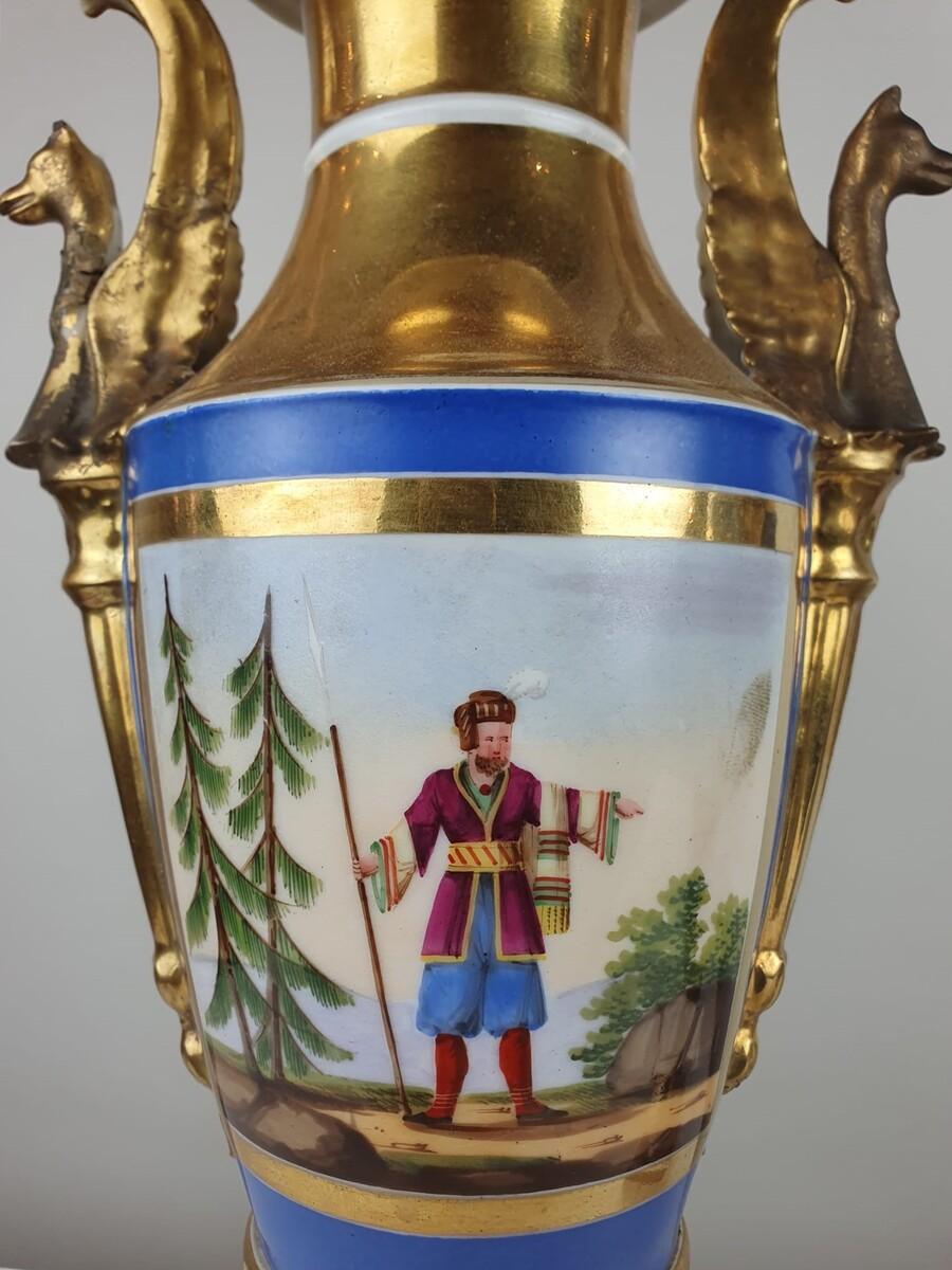 Coppia di vasi impero in porcellana policroma in vendita 3