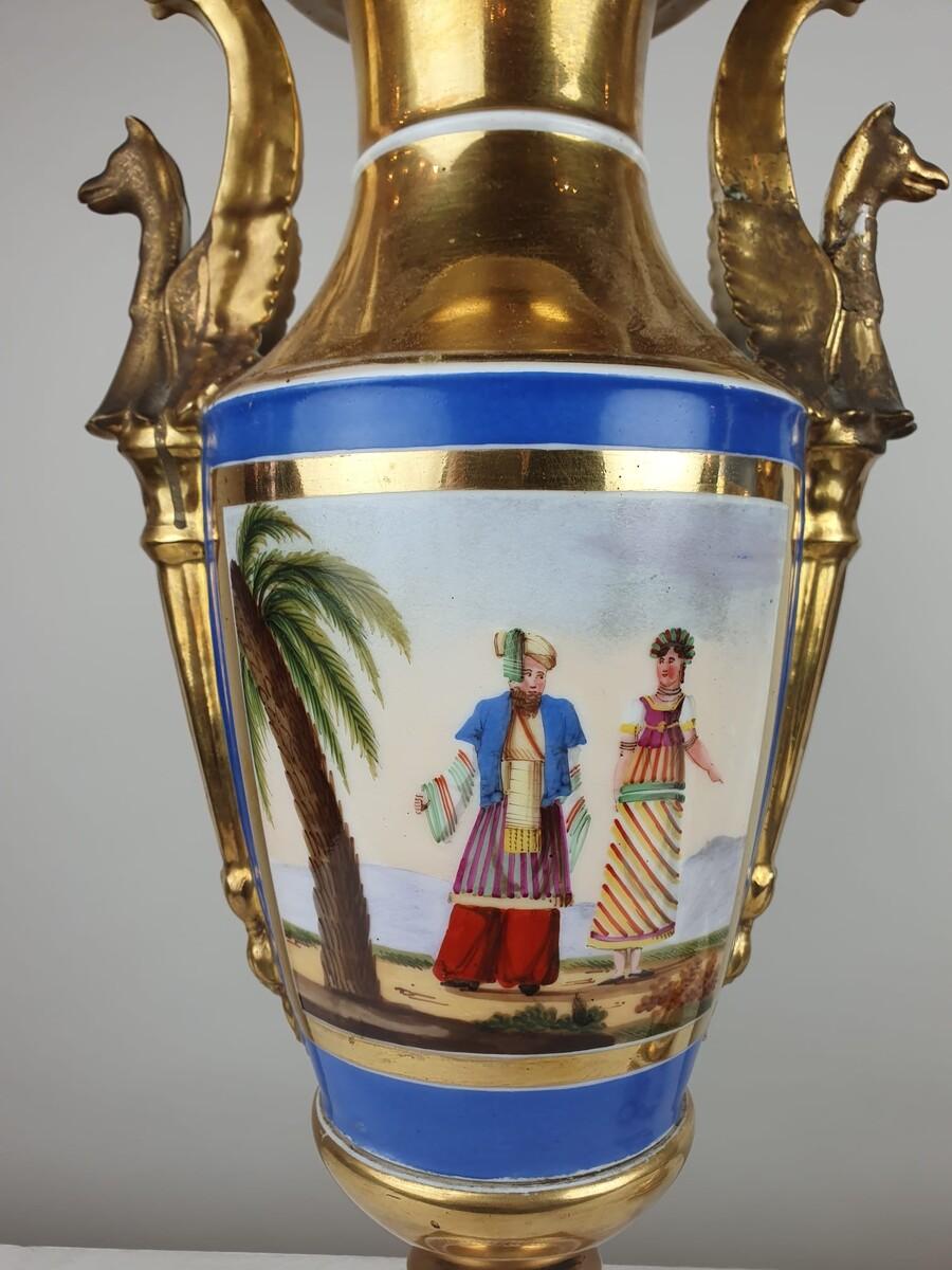 Stile impero Coppia di vasi impero in porcellana policroma in vendita