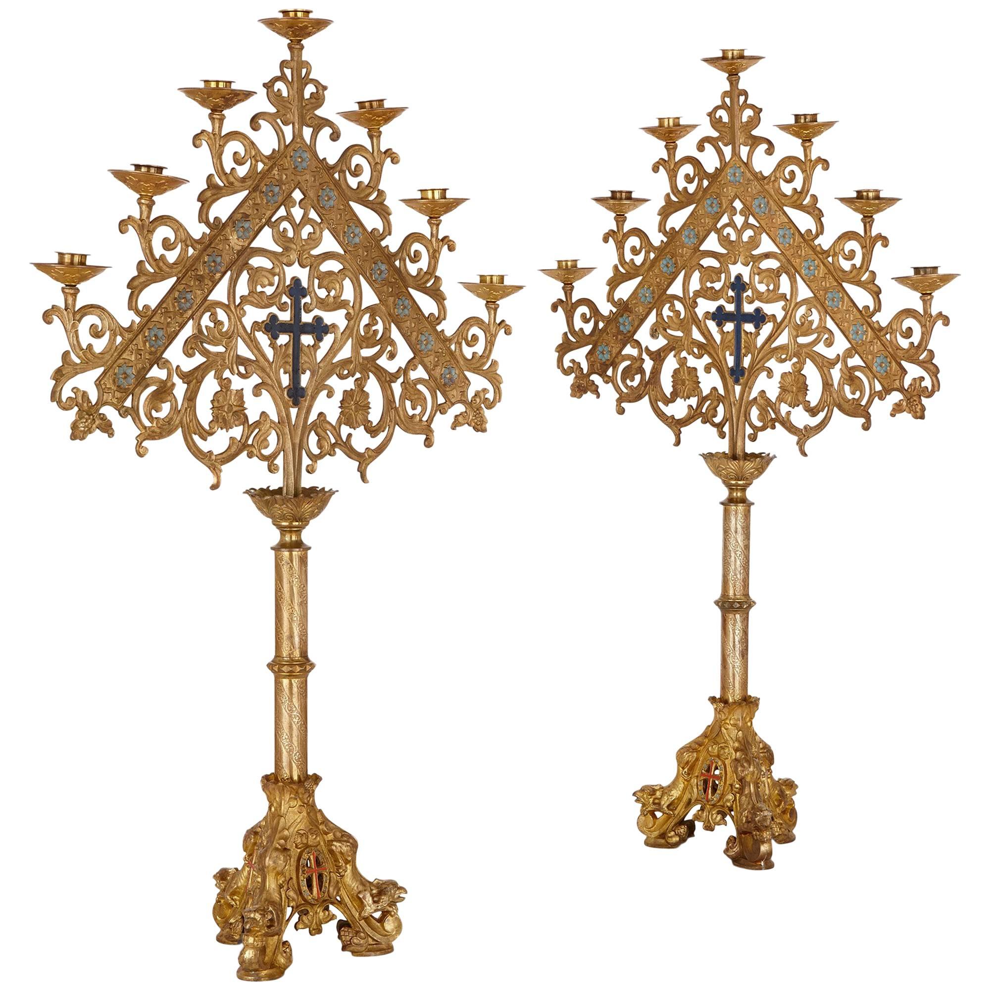 Paire de chandeliers d'autel en émail et bronze doré