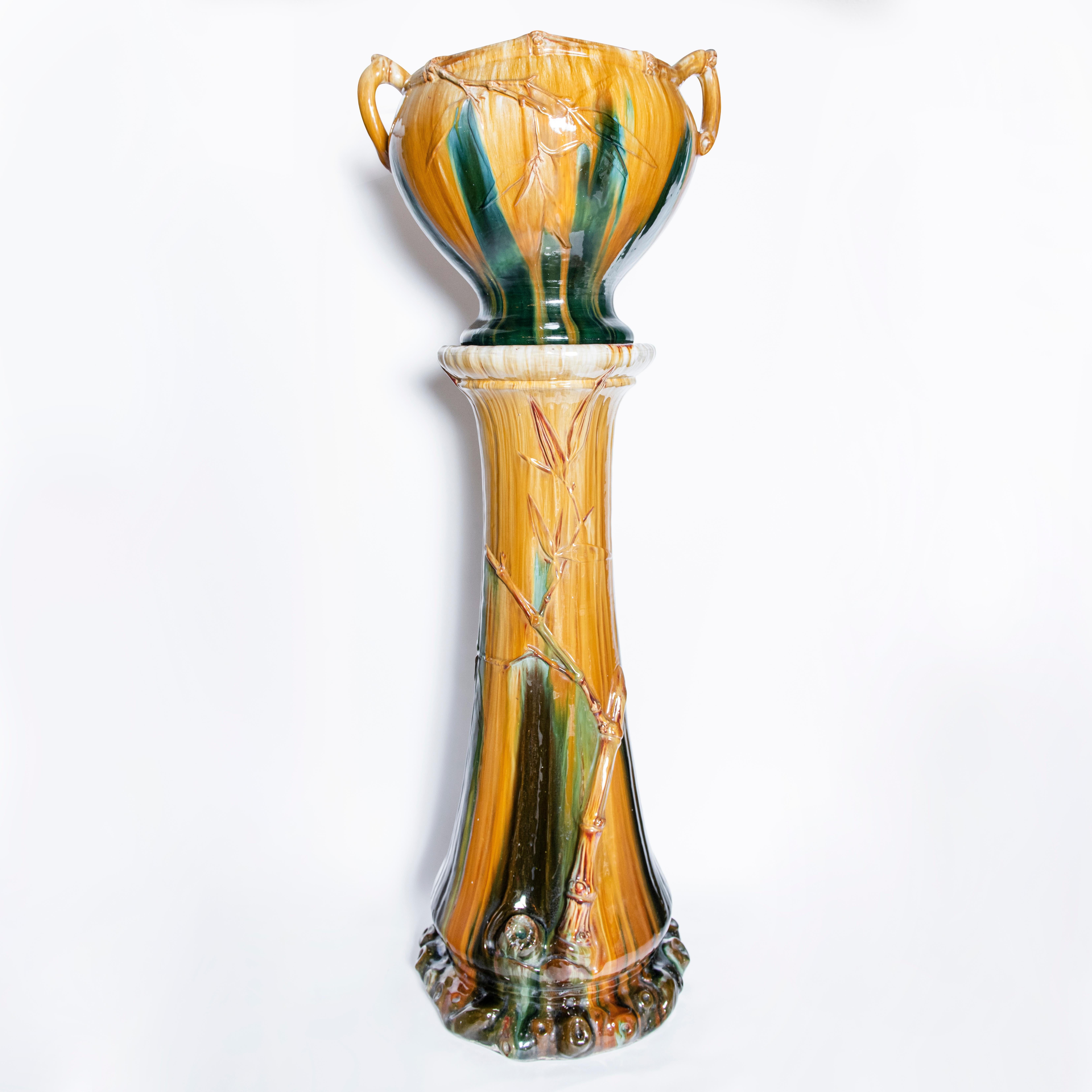 Paire de jardinières en céramique émaillée. Période Art Nouveau. France, datant d'environ 1900.
Attribué à Clément Massier.

Dimensions des jardinières : 51 cm de diamètre, 52 cm de hauteur.
Dimensions des bases : 42 cm de diamètre, 96 cm de