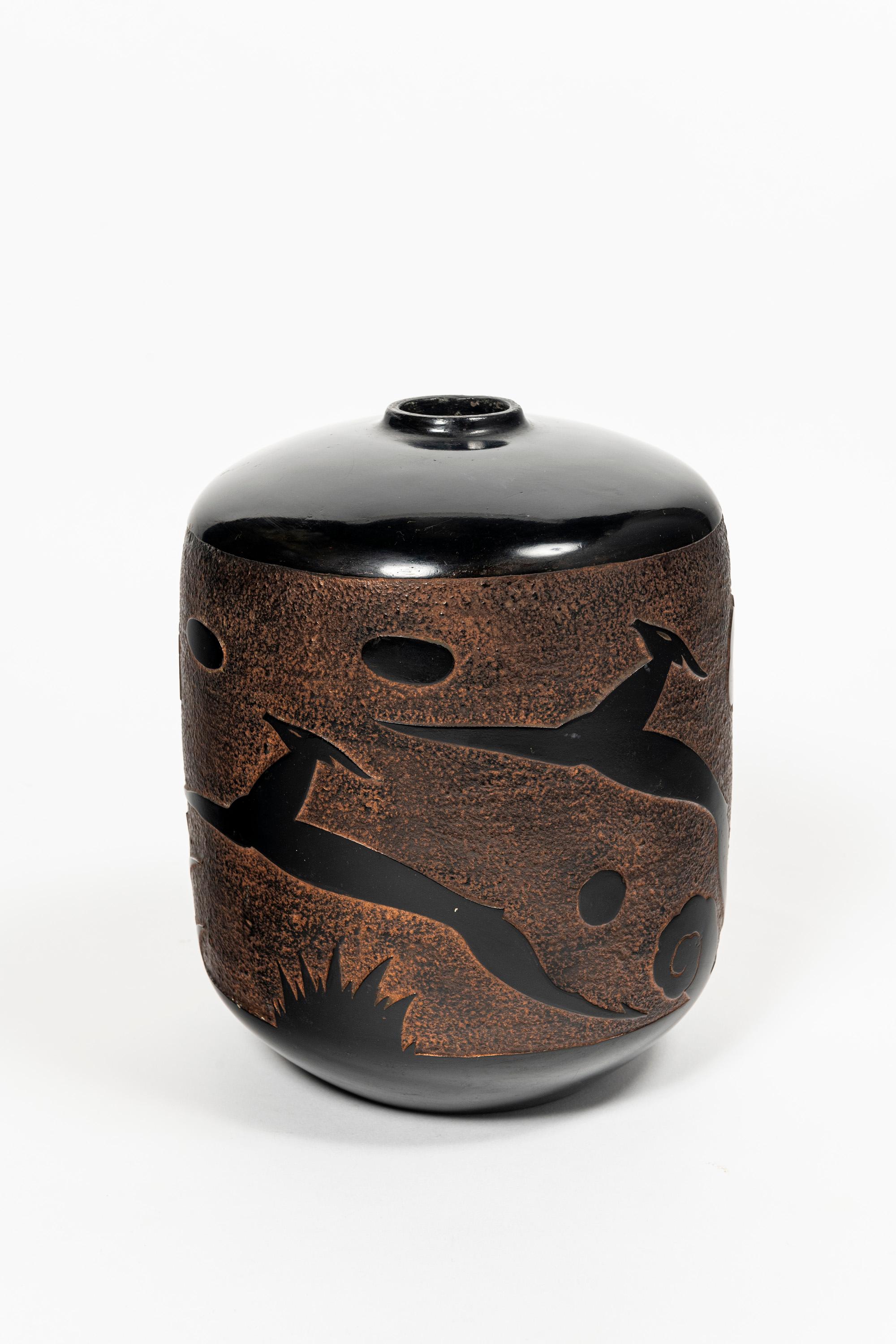 Coppia di vasi in terracotta smaltata, periodo Art Déco, Francia, circa 1940.

Dimensioni del vaso grande: 22 cm di diametro, 27 cm di altezza.
Dimensioni del vaso piccolo: 21 cm di diametro, 26 cm di altezza.