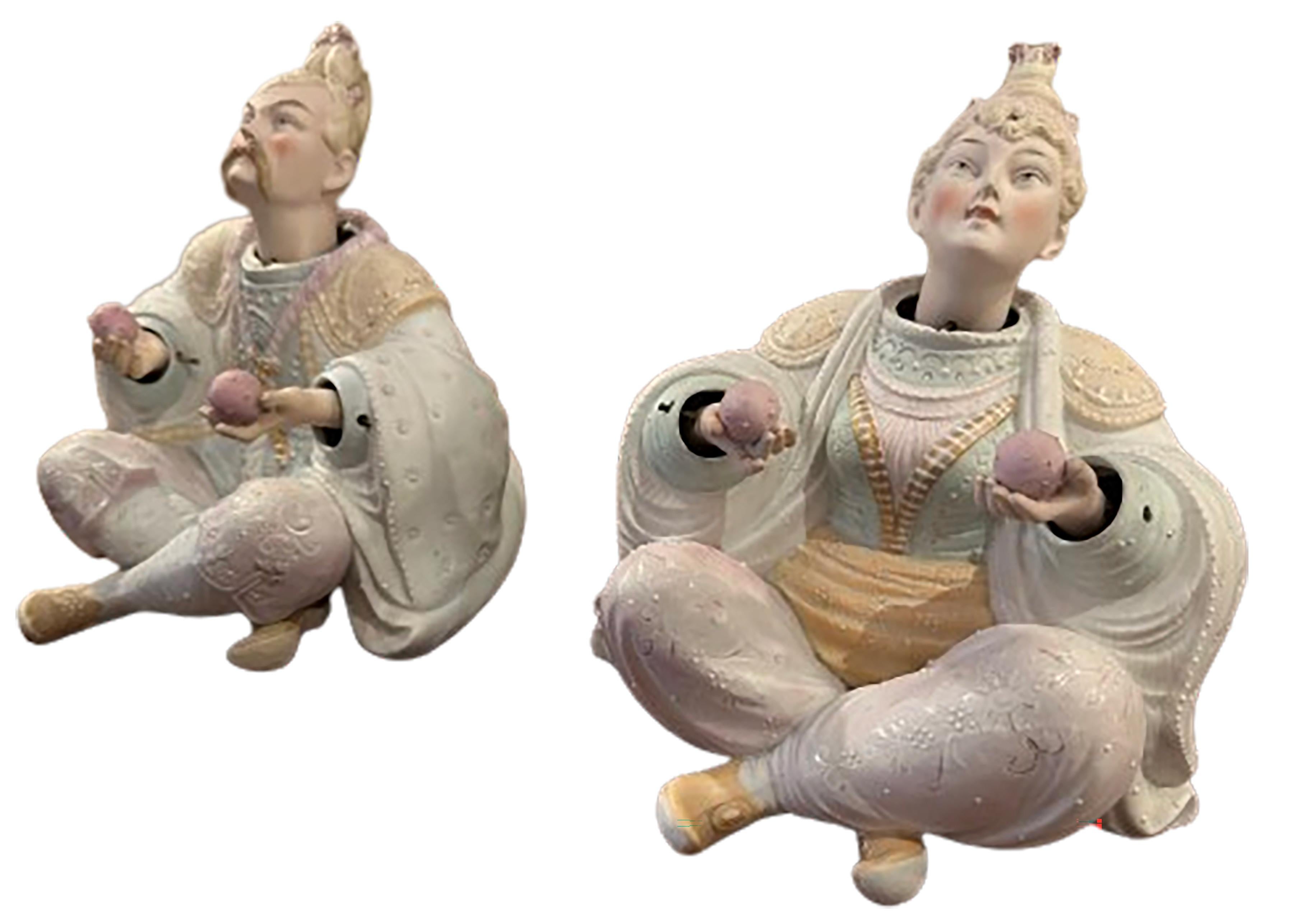 Ein charmantes Paar von emailliertem Porzellan Biskuit germanischen Zirkus Wackelkopf Jongleur Zirkus Figurinen. Darstellung einer männlichen und einer weiblichen Figur, die im Schneidersitz sitzen und mit konzentrierter Aufmerksamkeit jonglieren.