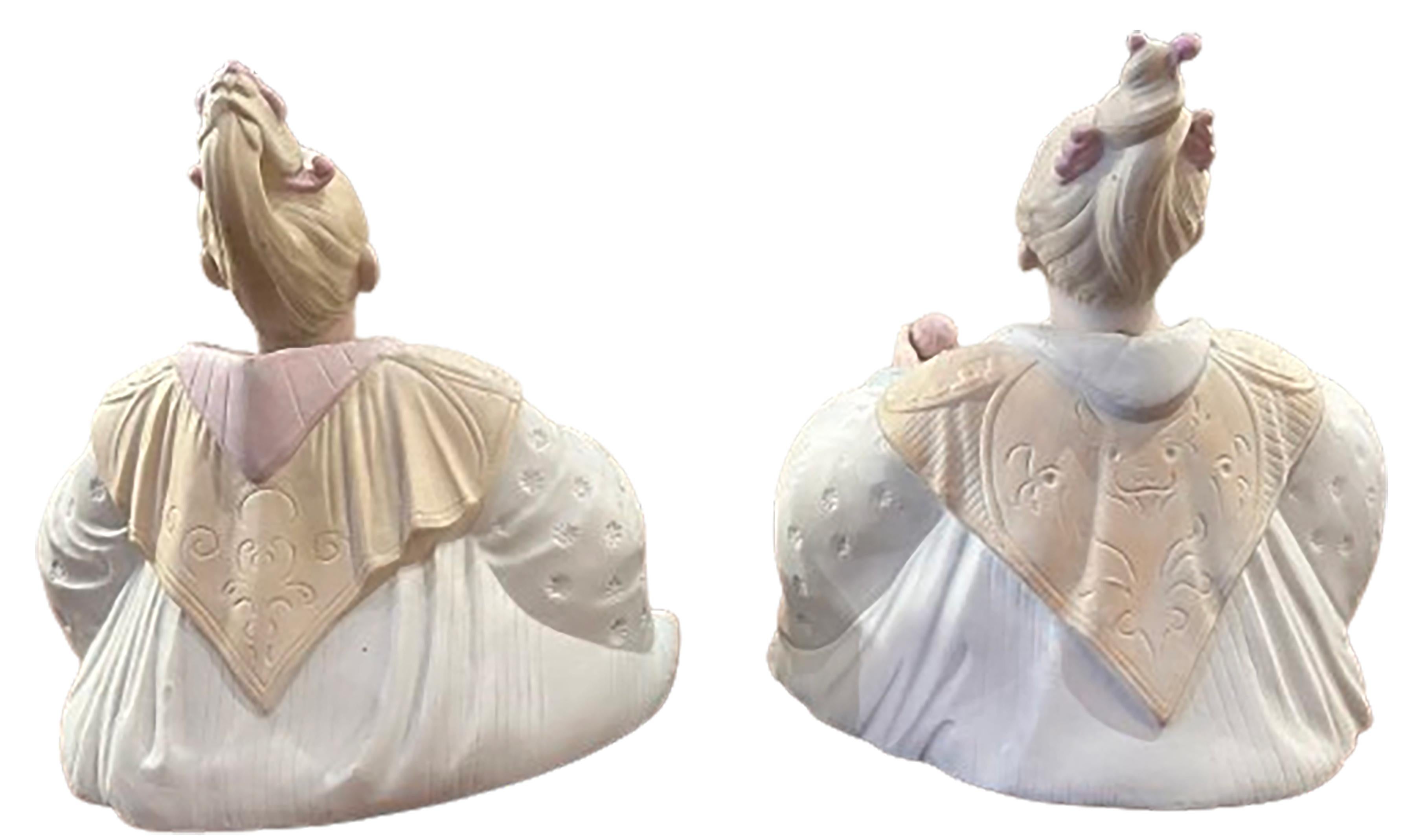 Ein Paar emaillierte Biskuit-Porzellan-Figuren, Germanic Nodder, Zirkusfiguren (Emailliert)