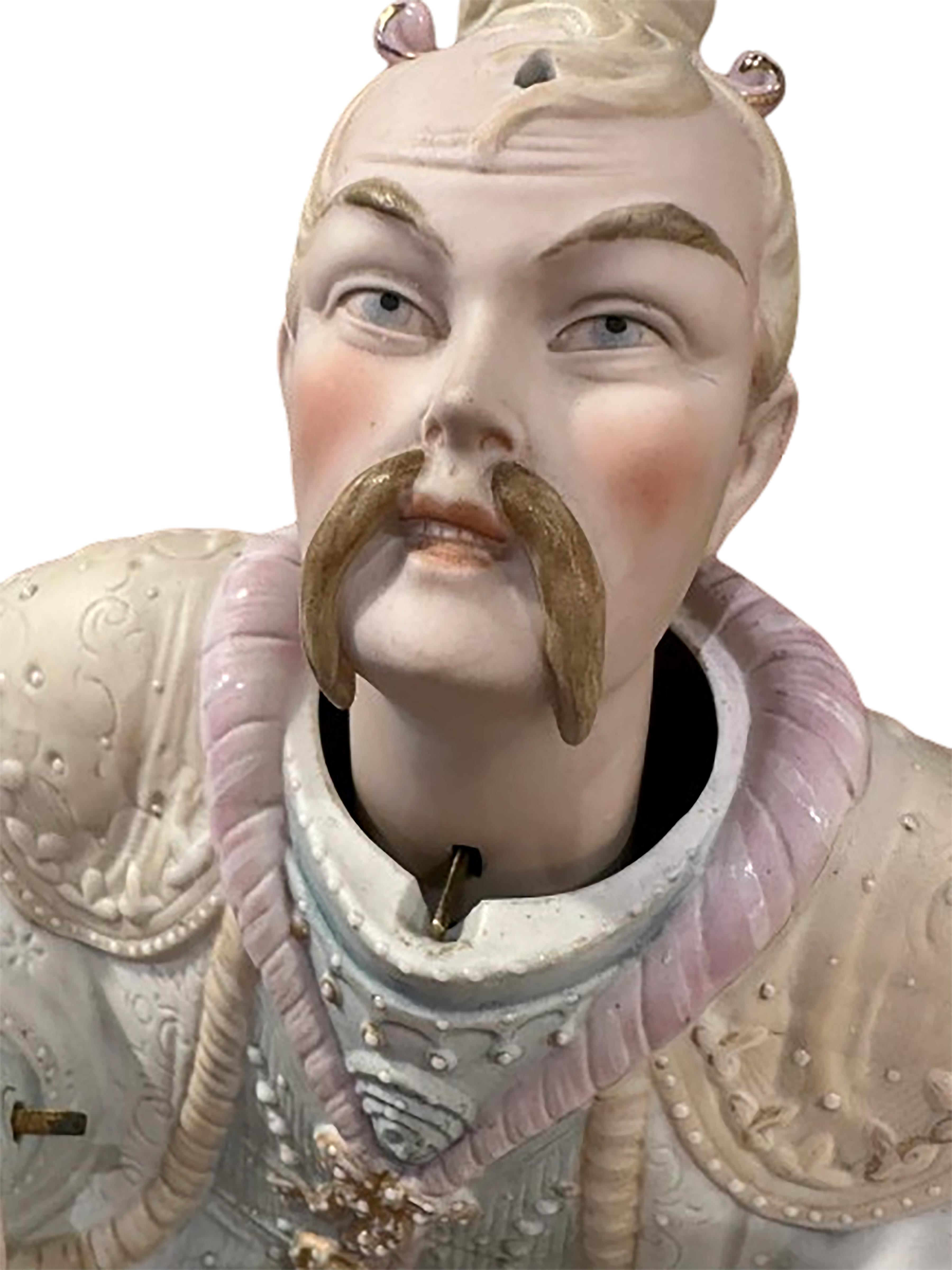 Ein Paar emaillierte Biskuit-Porzellan-Figuren, Germanic Nodder, Zirkusfiguren (20. Jahrhundert)