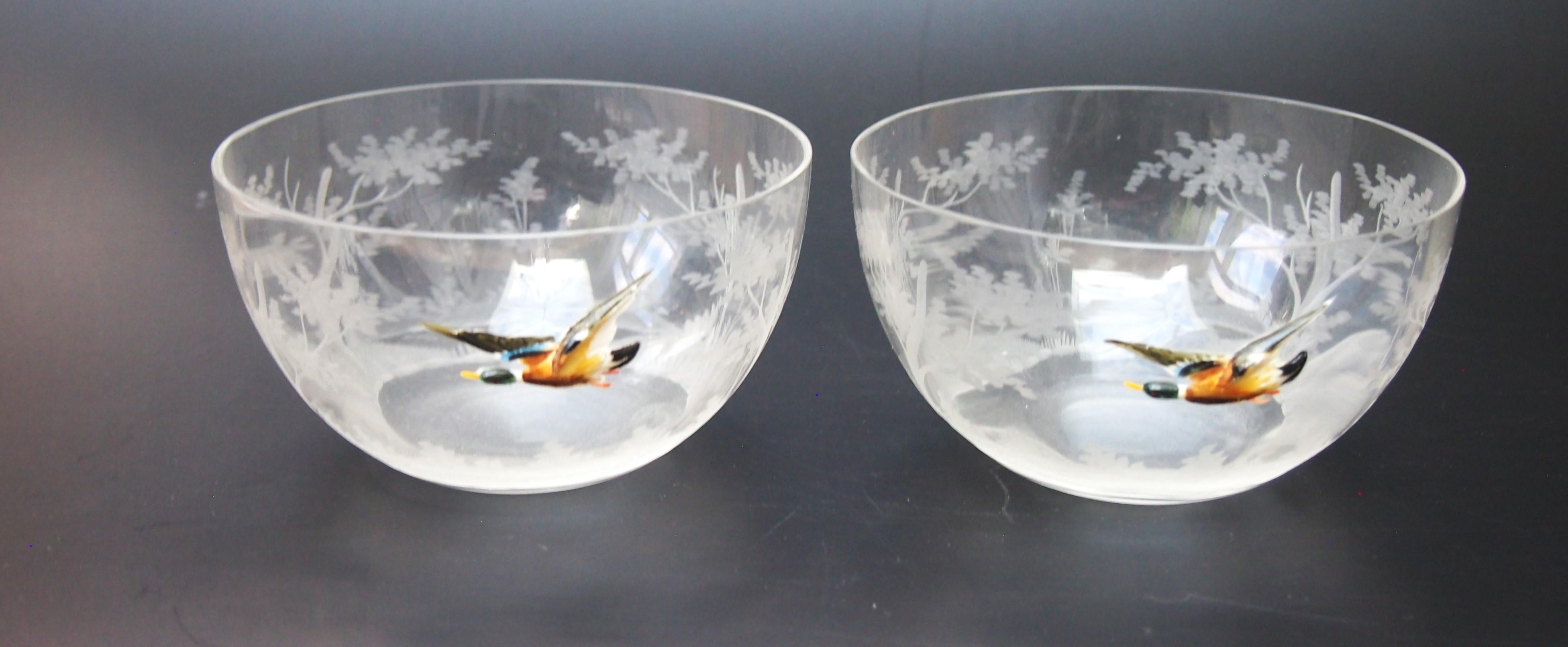 Rarísimo par de cuencos de Moser fabricados hacia 1900, probablemente procedentes de una vajilla única de gran tamaño -los cuencos transparentes están grabados con una escena tradicional del bosque alrededor del cuenco  -con árboles, arbustos y