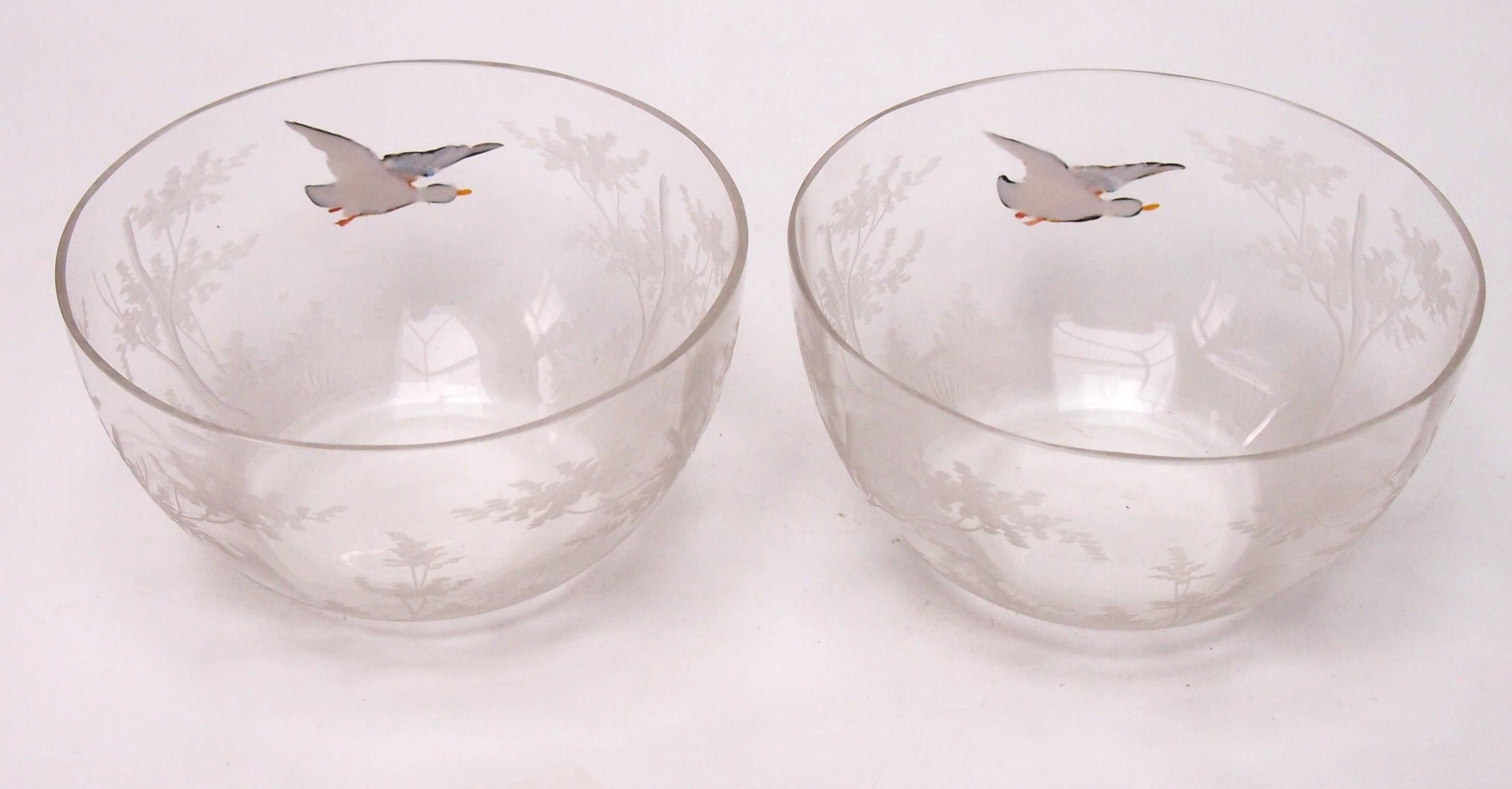 Pareja de cuencos Moser esmaltados y tallados decorados con patos azulones, 1900 principios del siglo XX en venta
