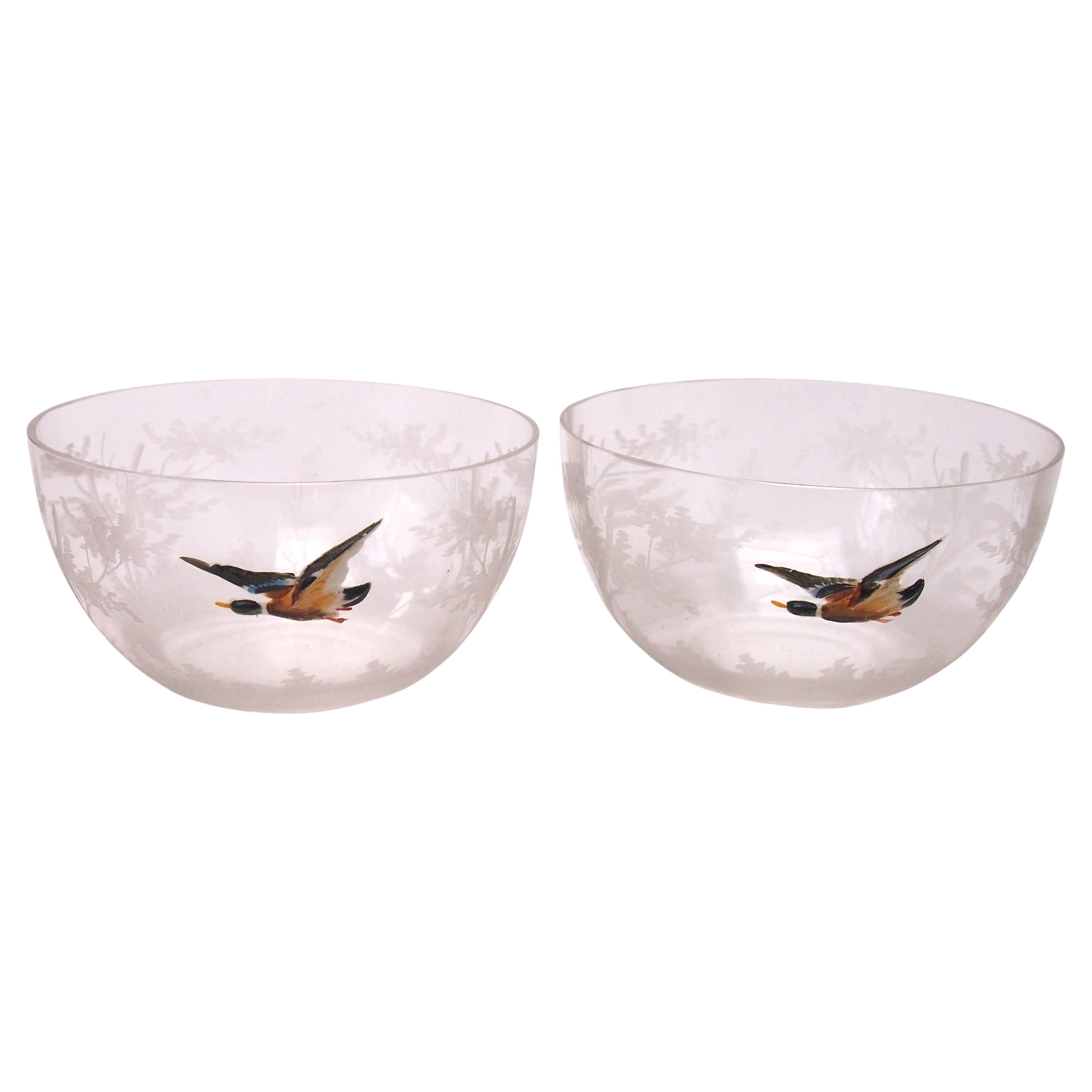 Pareja de cuencos Moser esmaltados y tallados decorados con patos azulones, 1900 en venta