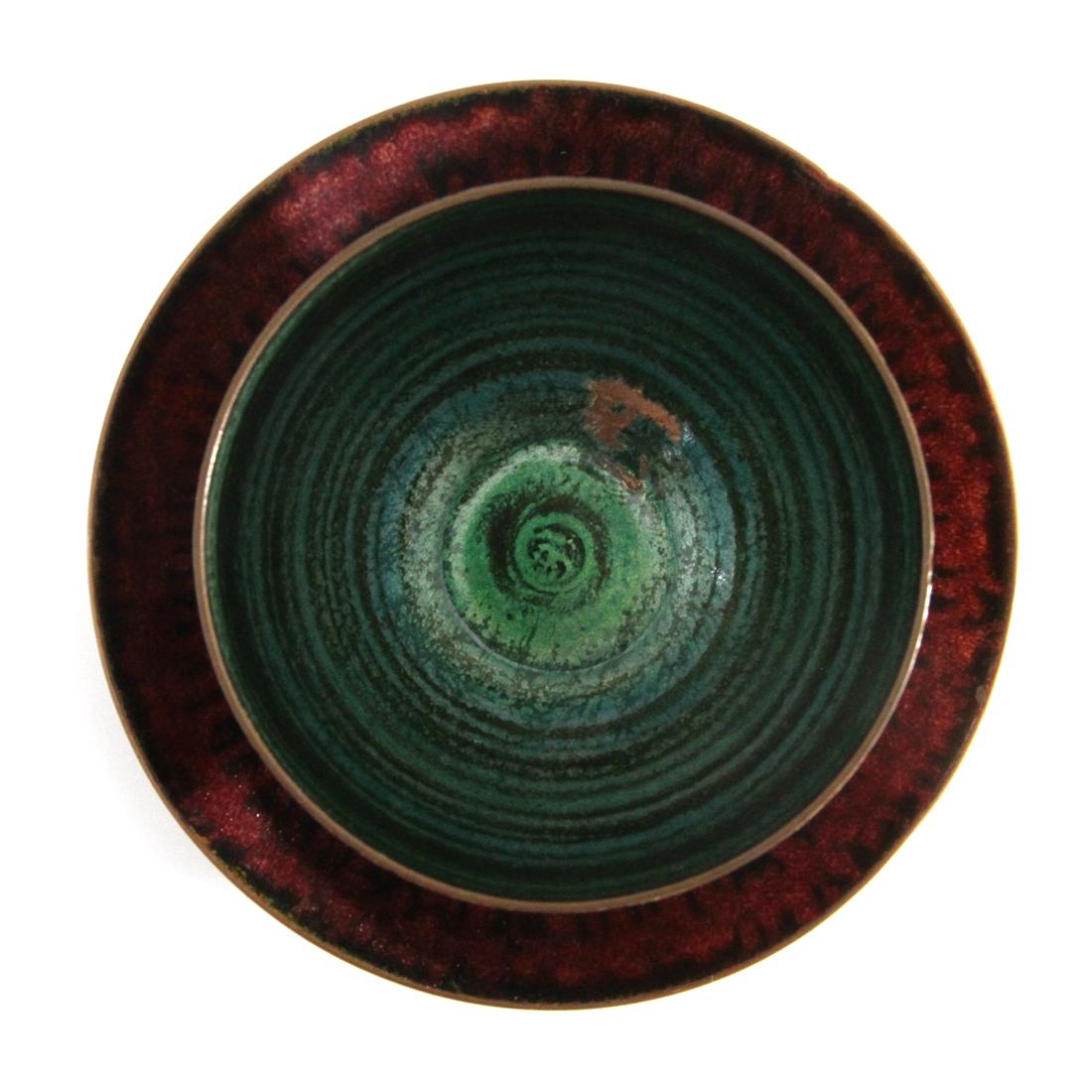 Pair of bowls produced by the Vigna Nuova Gallery in Florence in the 1950s and made by Sergio Santi.
Enamelled copper structure.
Good general conditions, some signs and lacks of enamel due to normal use over time.

Dimensions: diameter 12.5 cm -