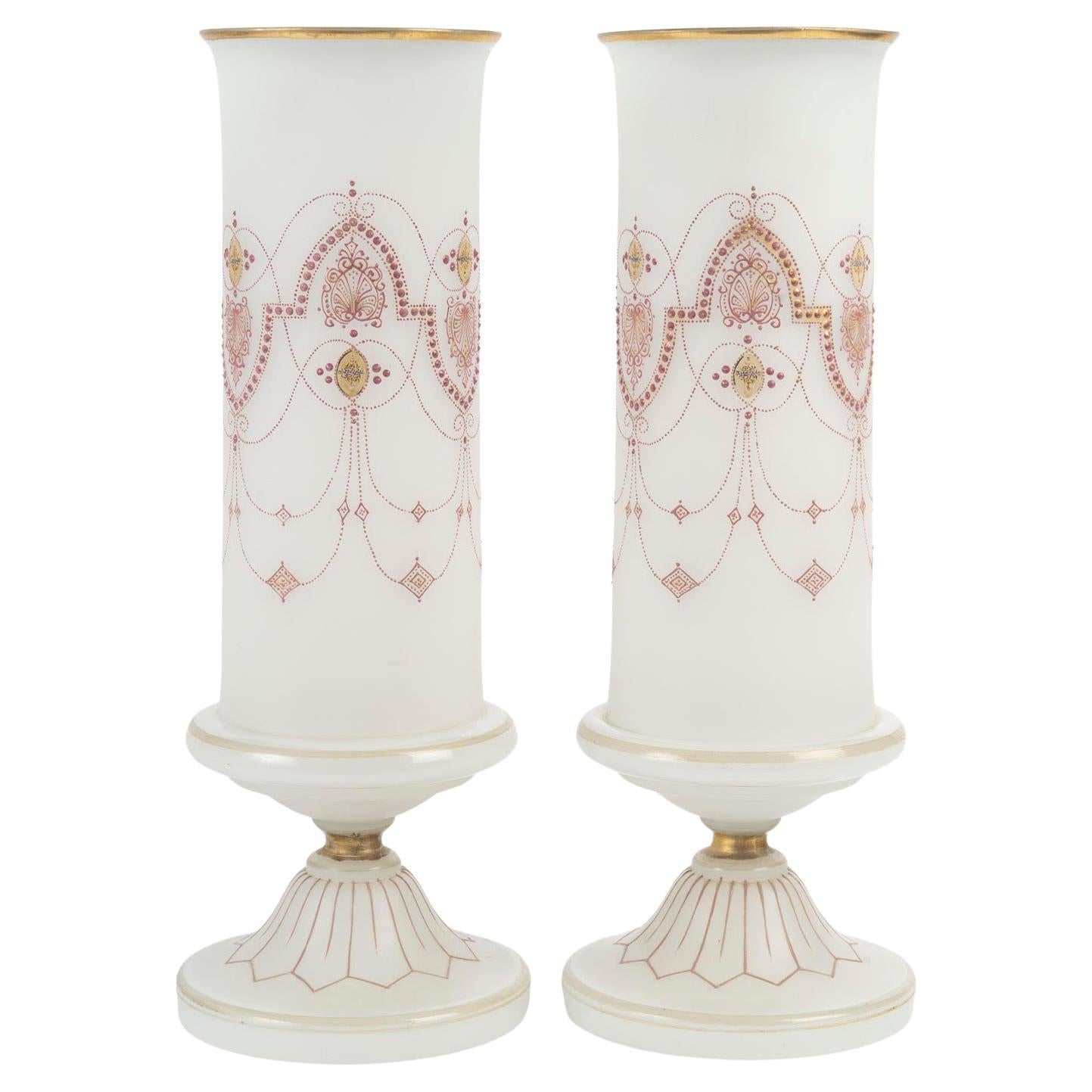 Coppia di vasi opalini smaltati, XIX secolo. in vendita