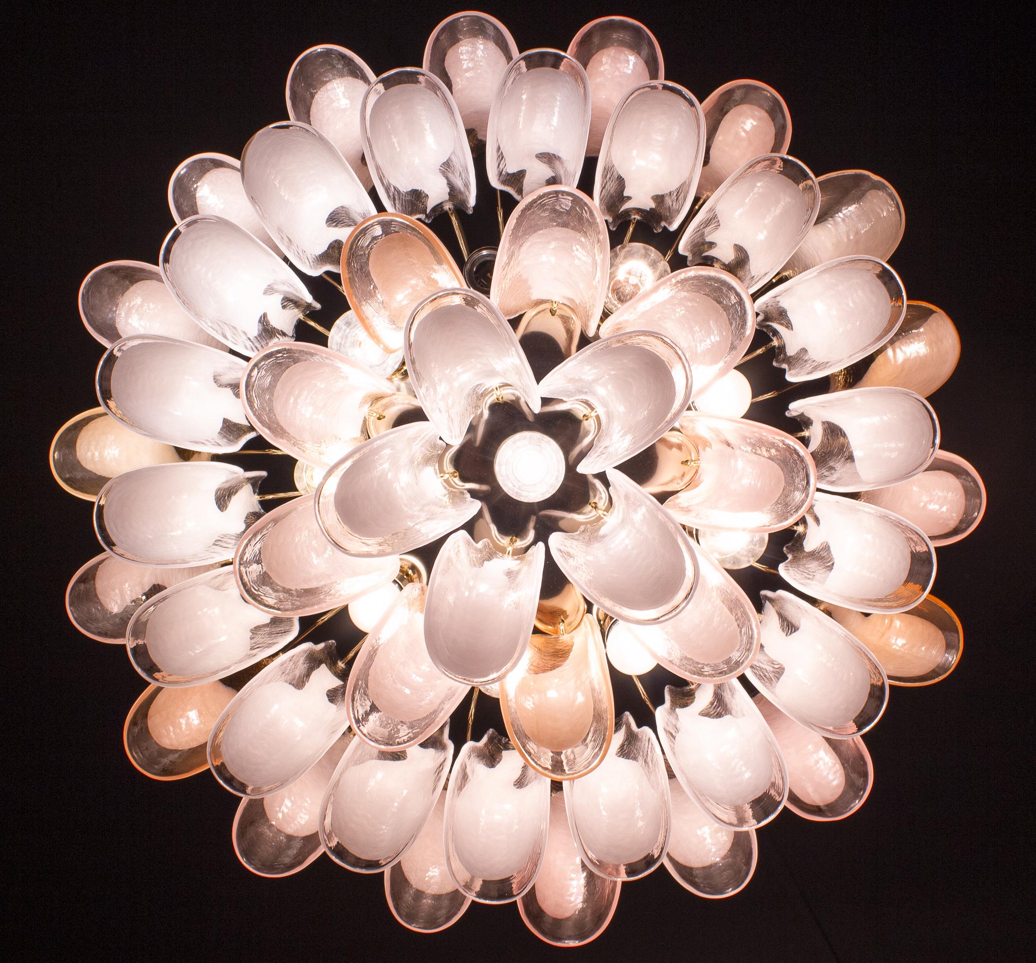 Coppia di incantevoli lampadari o plafoniere a petali di Murano bianchi e rosa in vendita 3