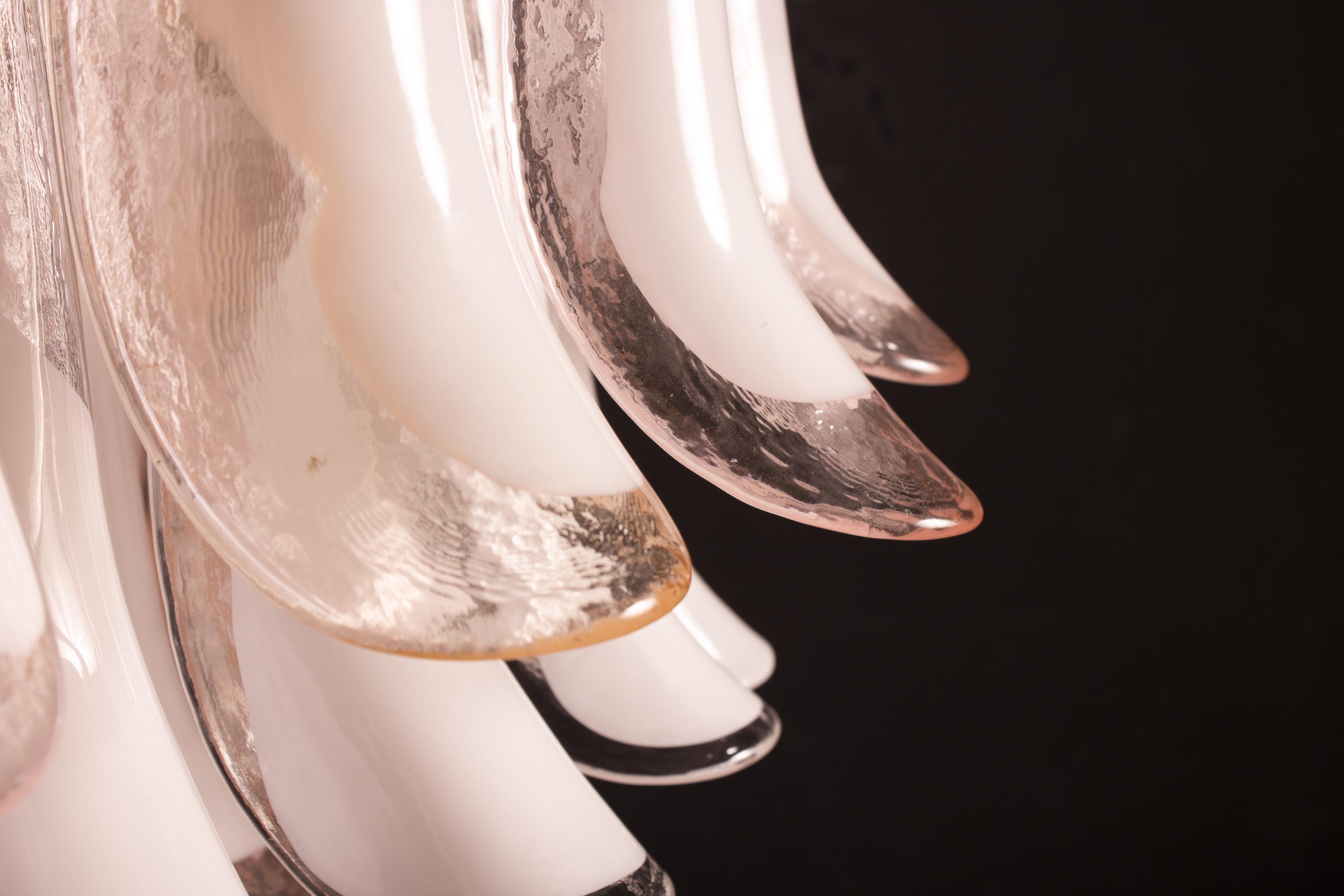 Coppia di incantevoli lampadari o plafoniere a petali di Murano bianchi e rosa in vendita 8