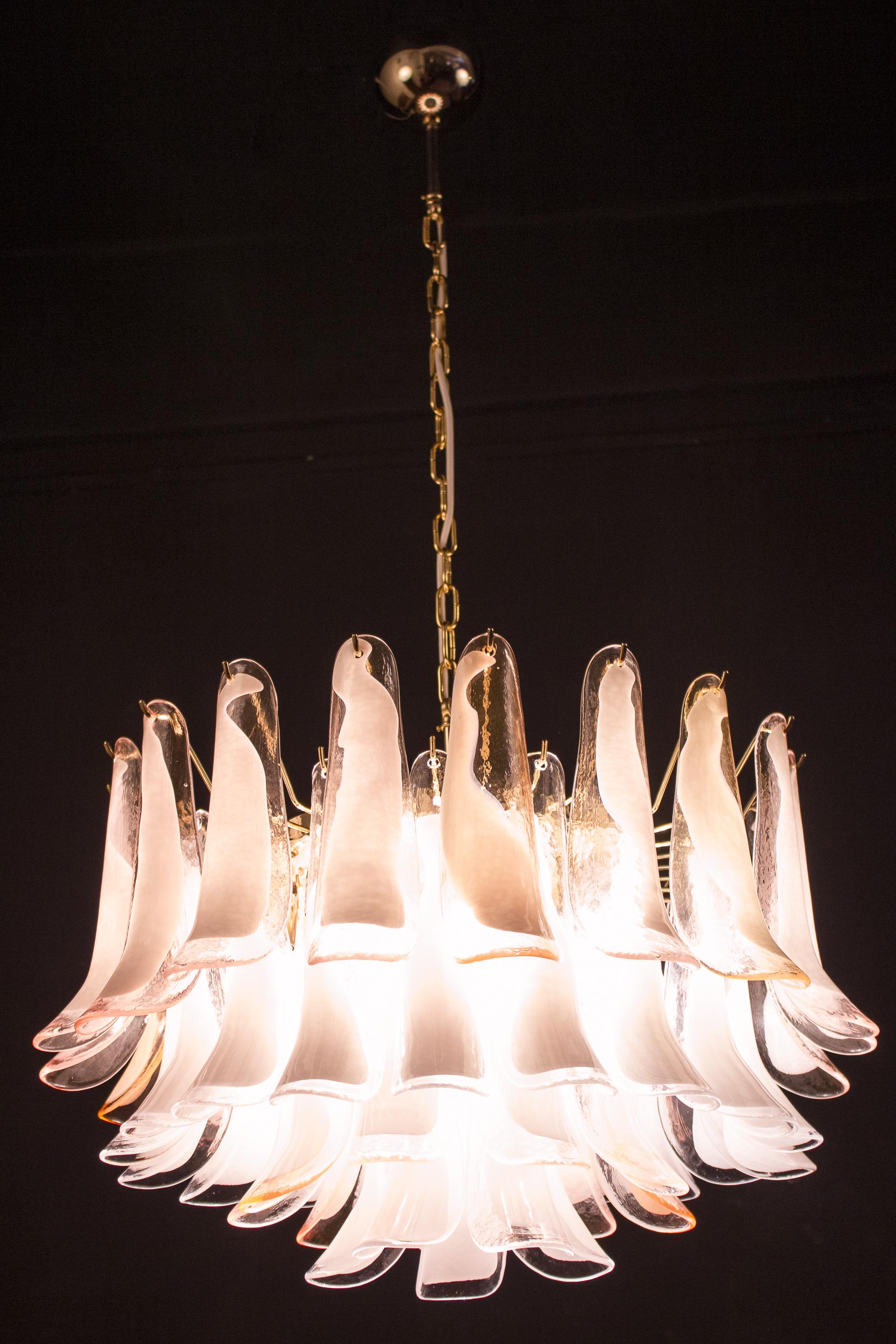 Coppia di incantevoli lampadari o plafoniere a petali di Murano bianchi e rosa in vendita 10