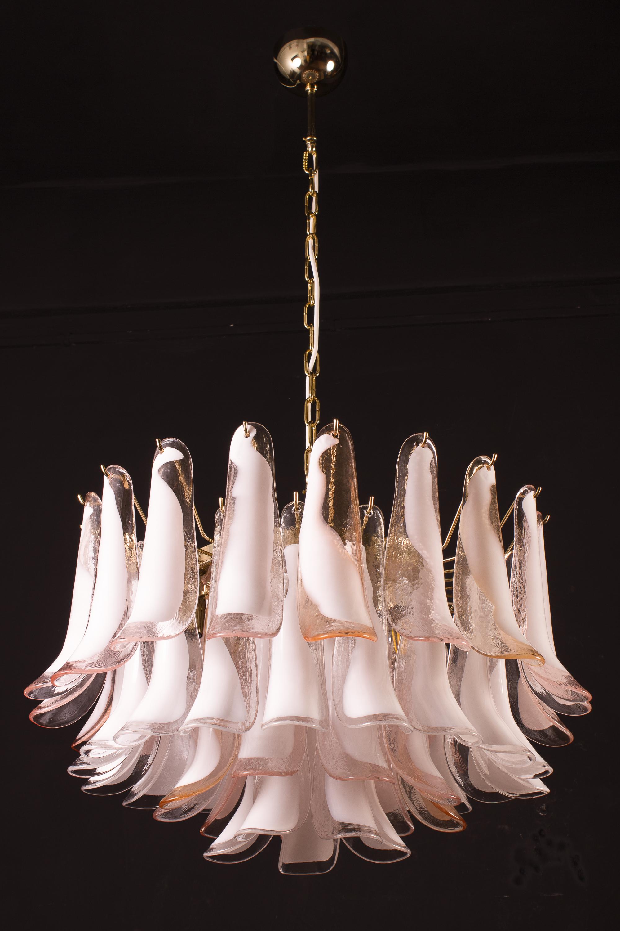 Mid-Century moderno Coppia di incantevoli lampadari o plafoniere a petali di Murano bianchi e rosa in vendita