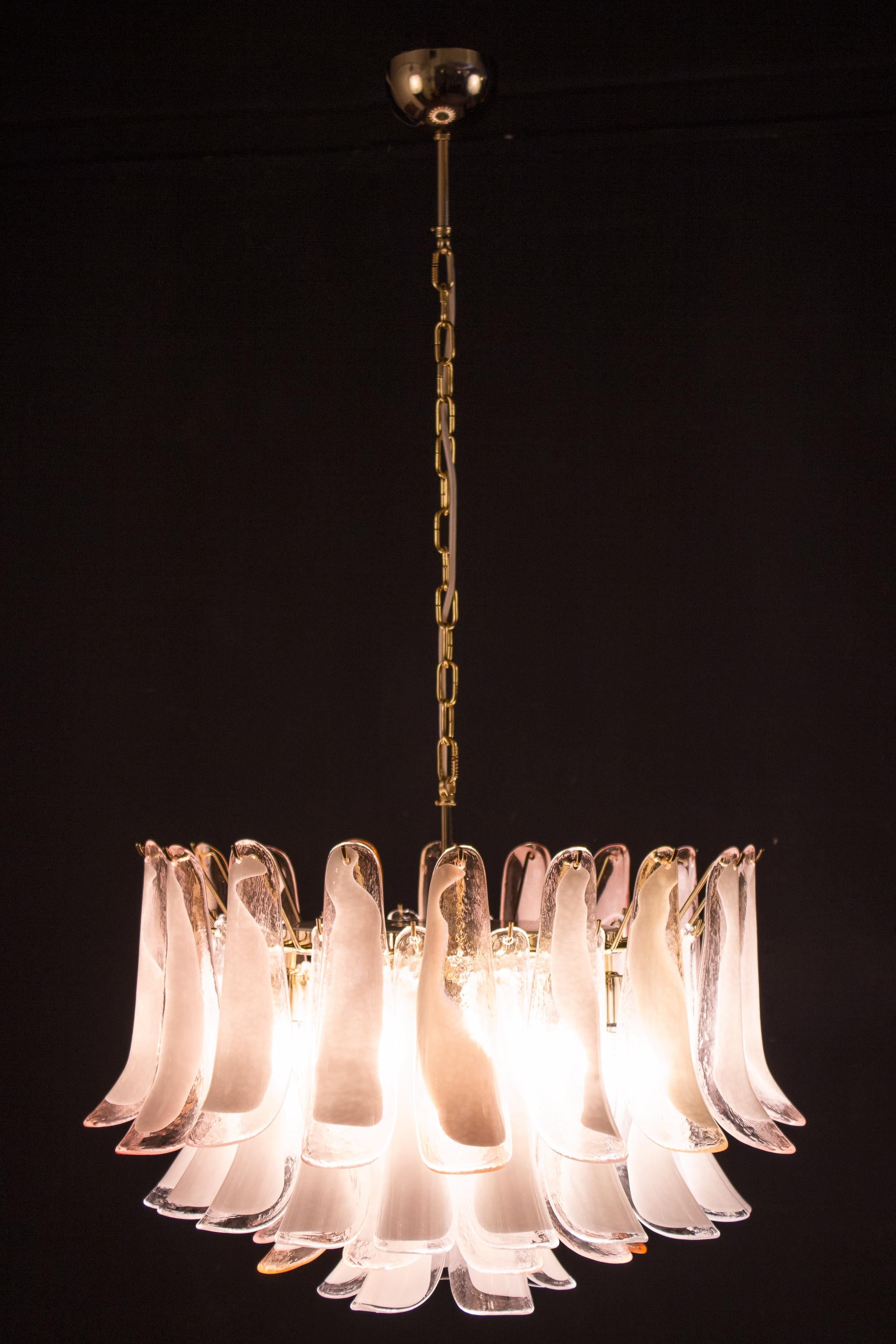 Coppia di incantevoli lampadari o plafoniere a petali di Murano bianchi e rosa In condizioni ottime in vendita a Rome, IT