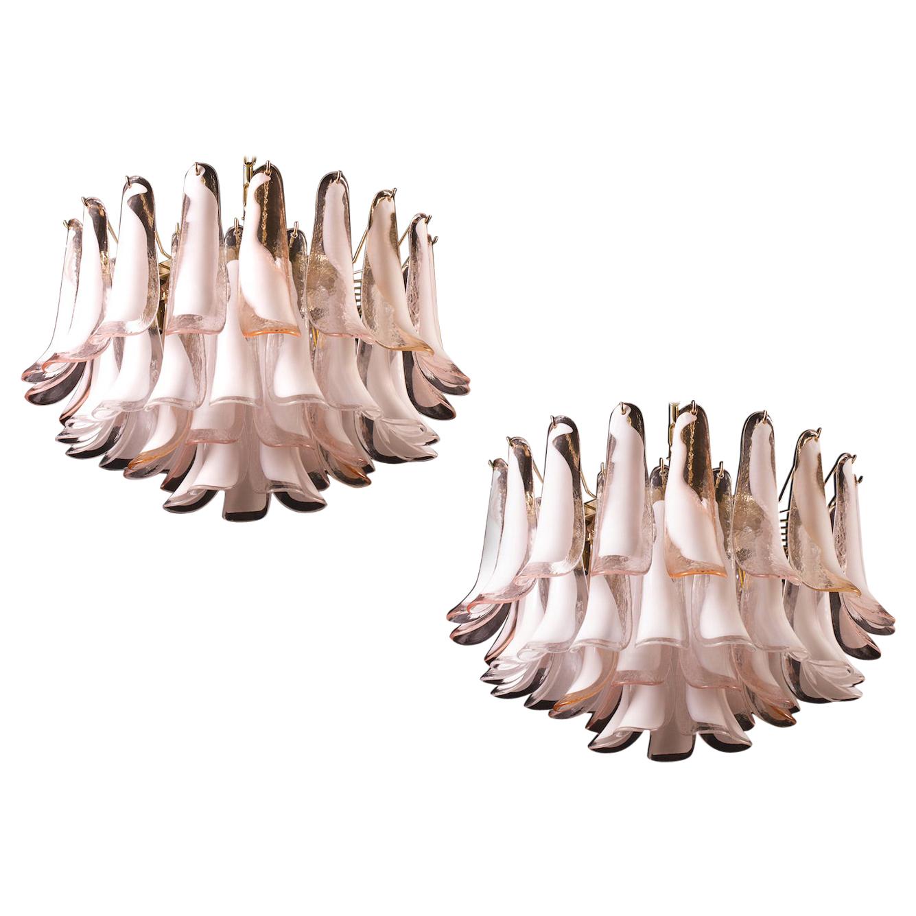Coppia di incantevoli lampadari o plafoniere a petali di Murano bianchi e rosa