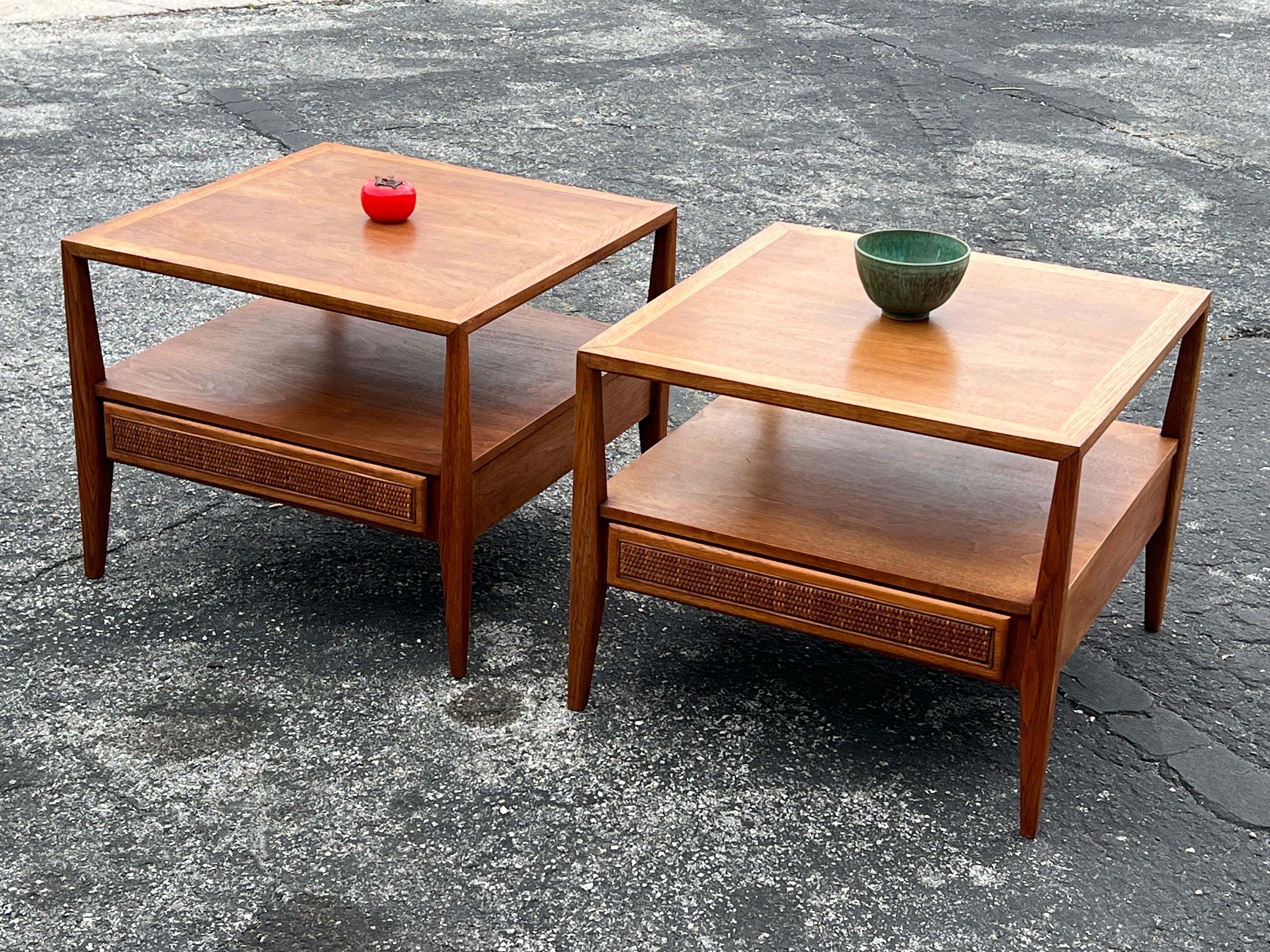 Pareja de mesas auxiliares grandes con cajones de Century Furniture en venta 4