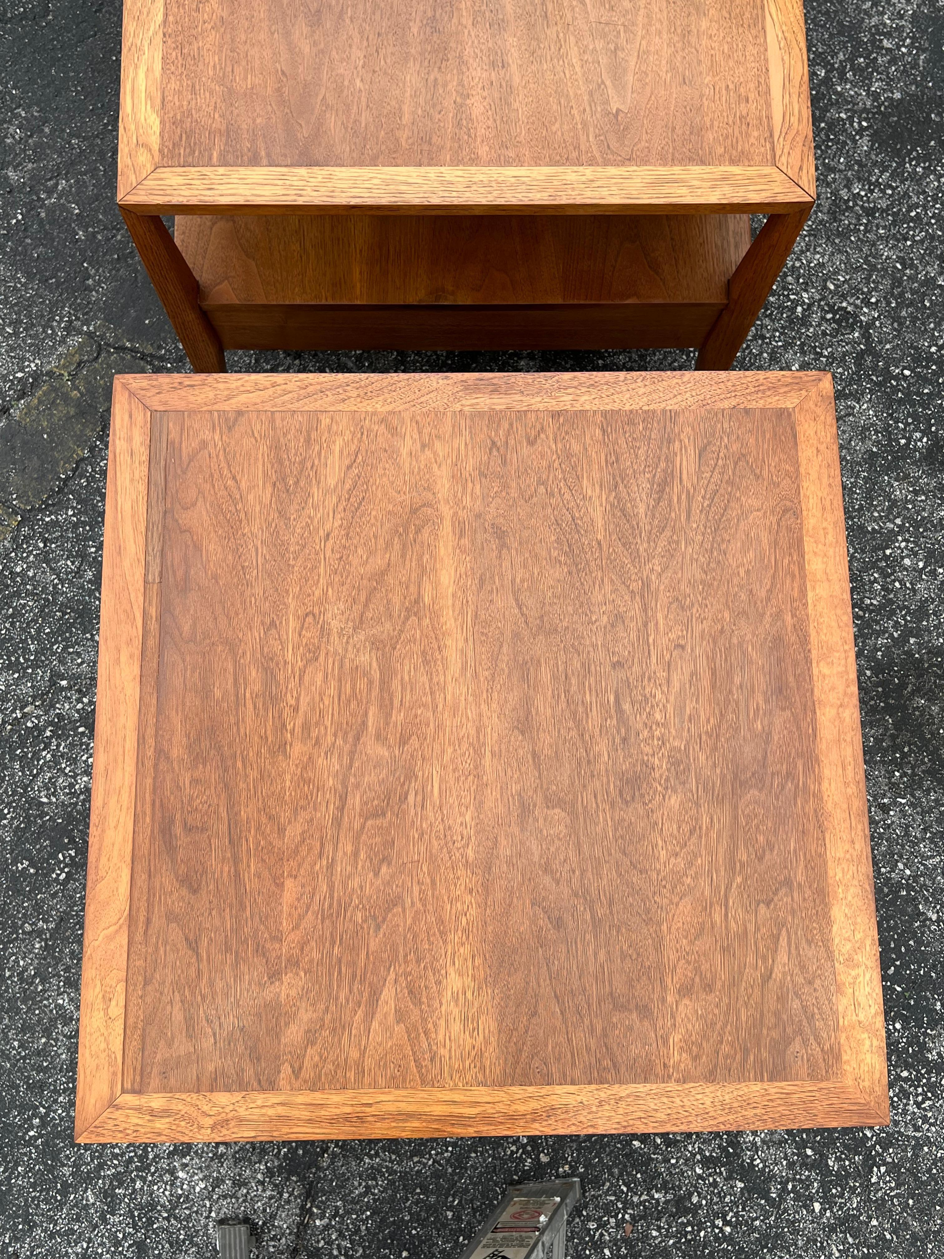 Pareja de mesas auxiliares grandes con cajones de Century Furniture en venta 5