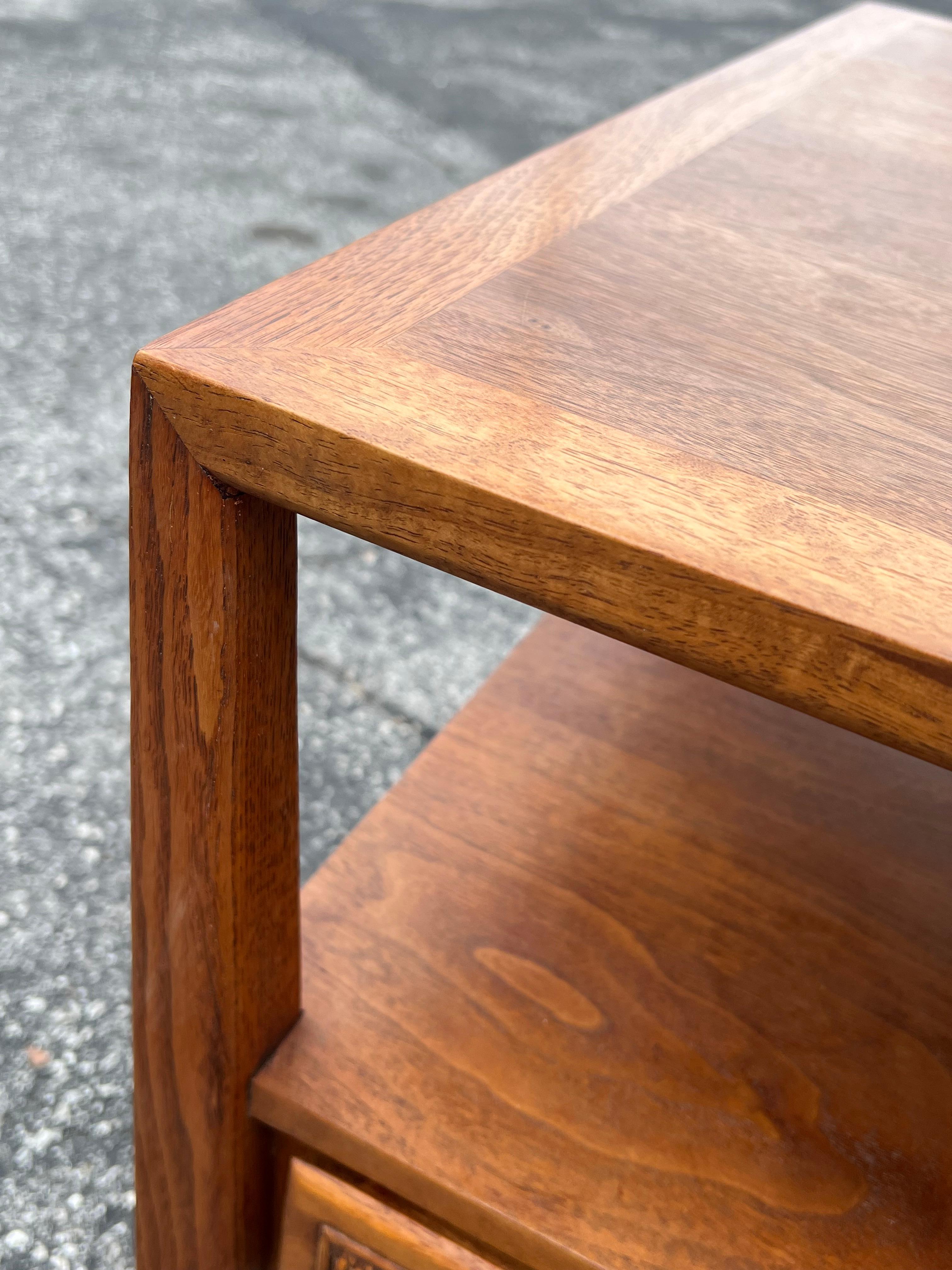 Pareja de mesas auxiliares grandes con cajones de Century Furniture en venta 7