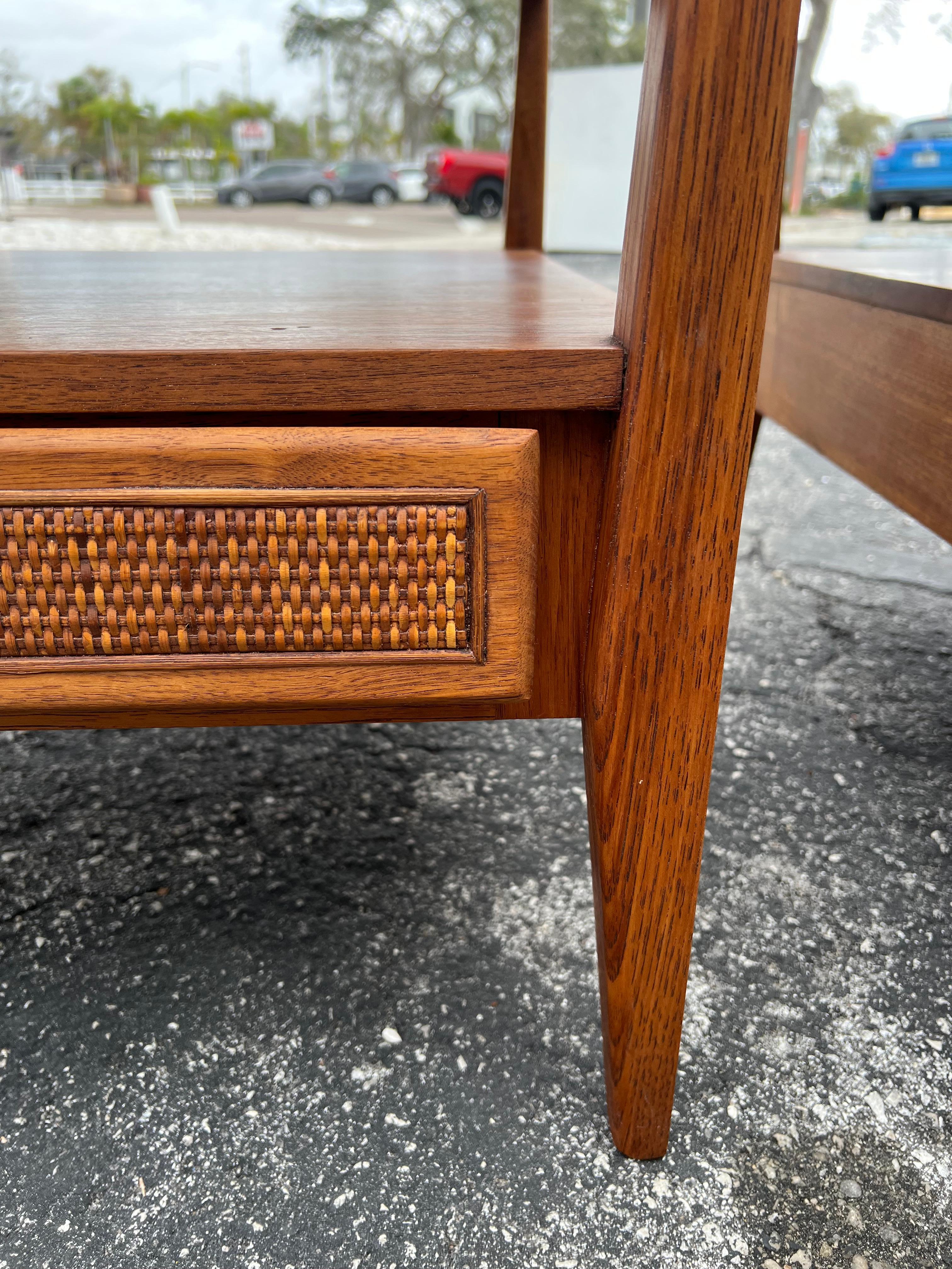 Pareja de mesas auxiliares grandes con cajones de Century Furniture en venta 9