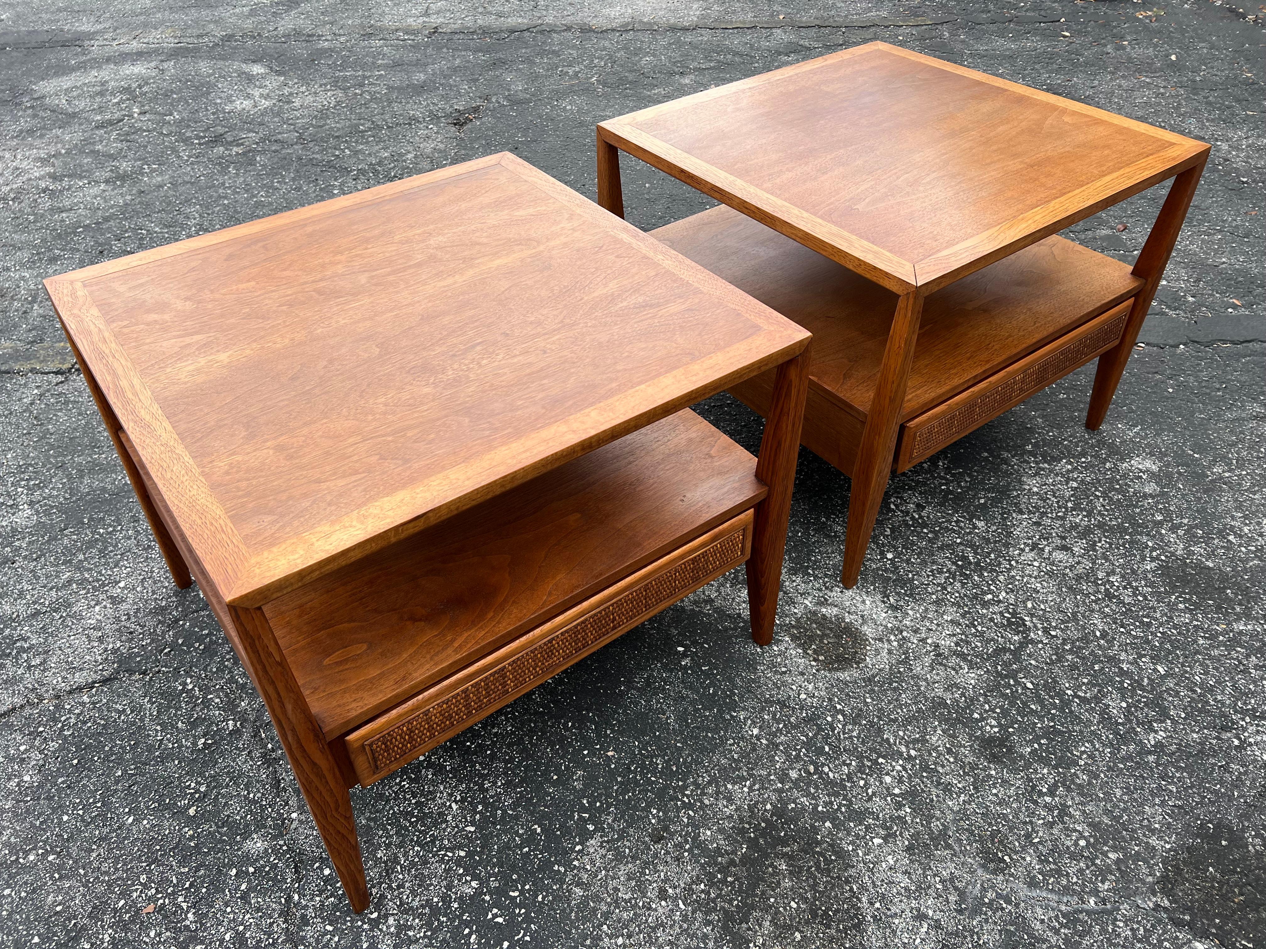 Pareja de mesas auxiliares grandes con cajones de Century Furniture en venta 10