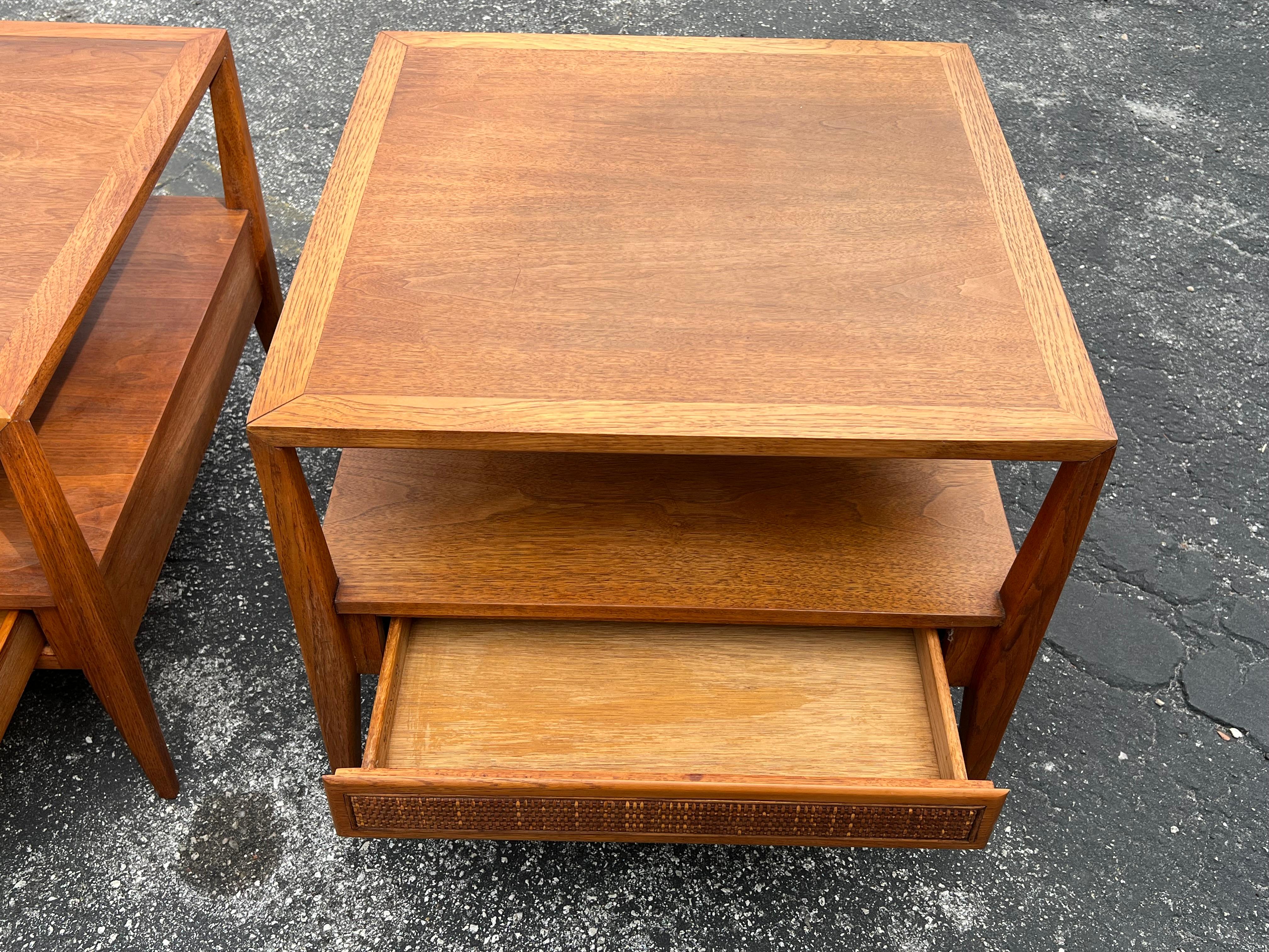 Pareja de mesas auxiliares grandes con cajones de Century Furniture en venta 11