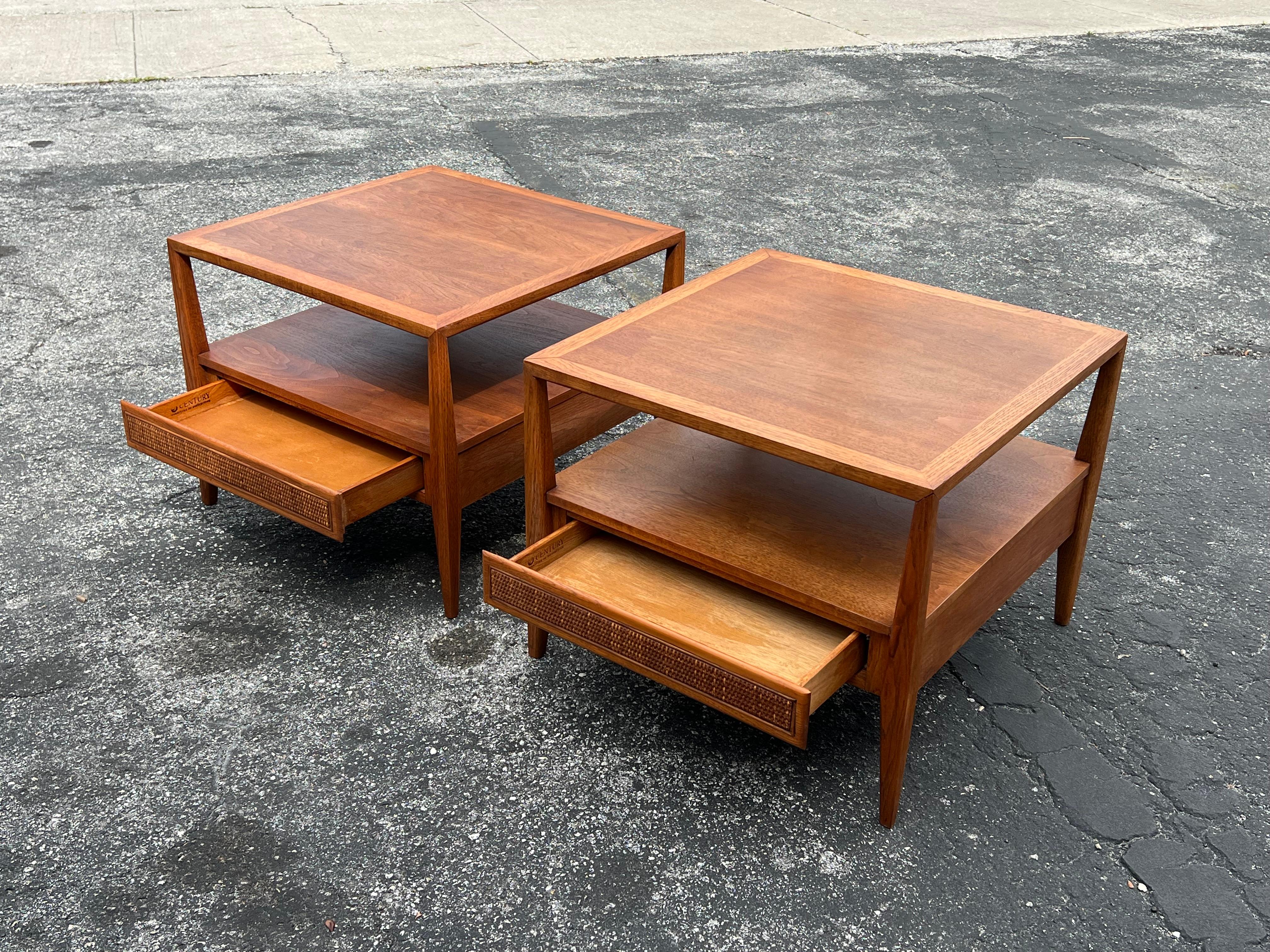 Pareja de mesas auxiliares grandes con cajones de Century Furniture en venta 12