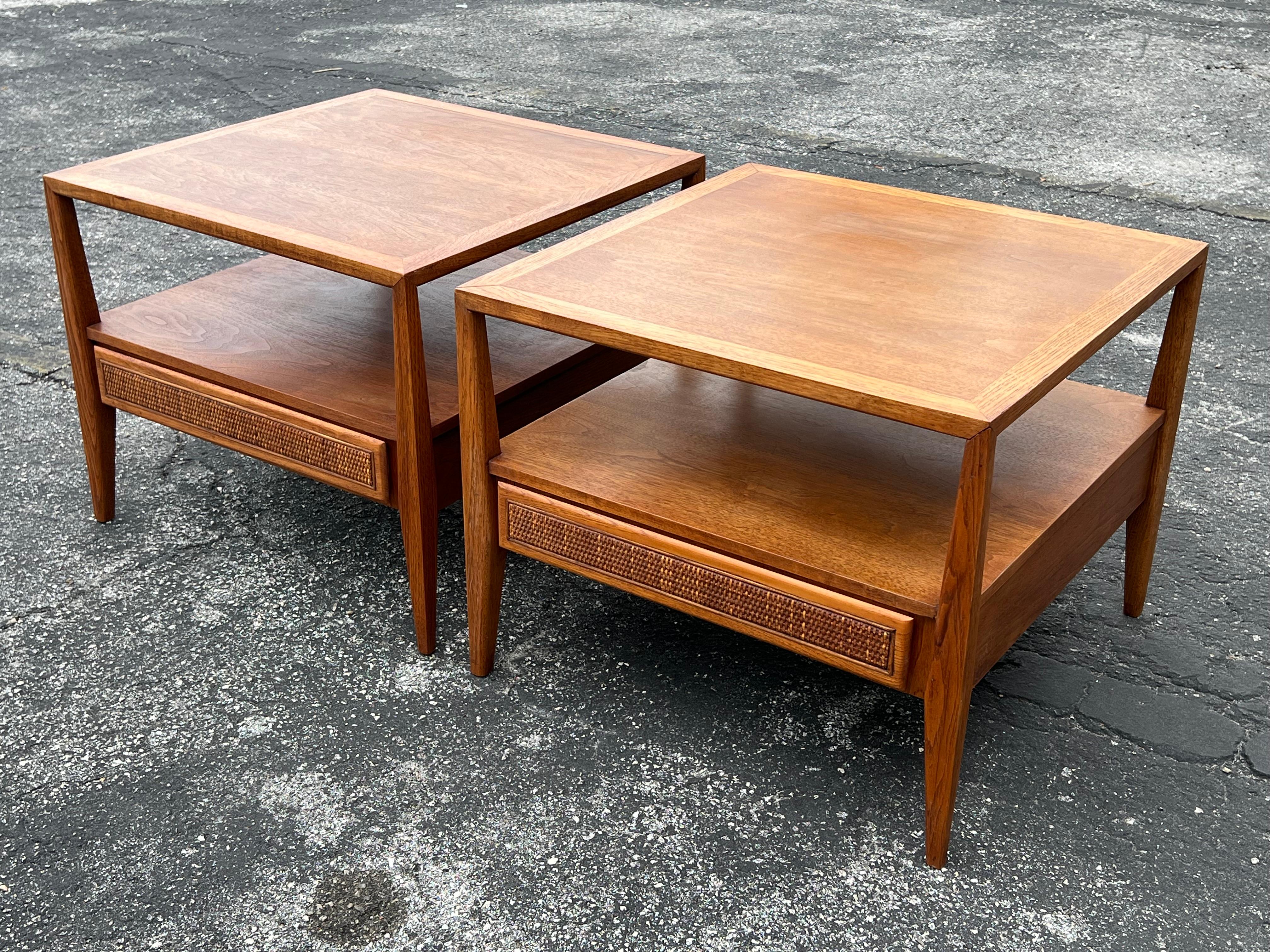 Pareja de mesas auxiliares grandes con cajones de Century Furniture Moderno de mediados de siglo en venta