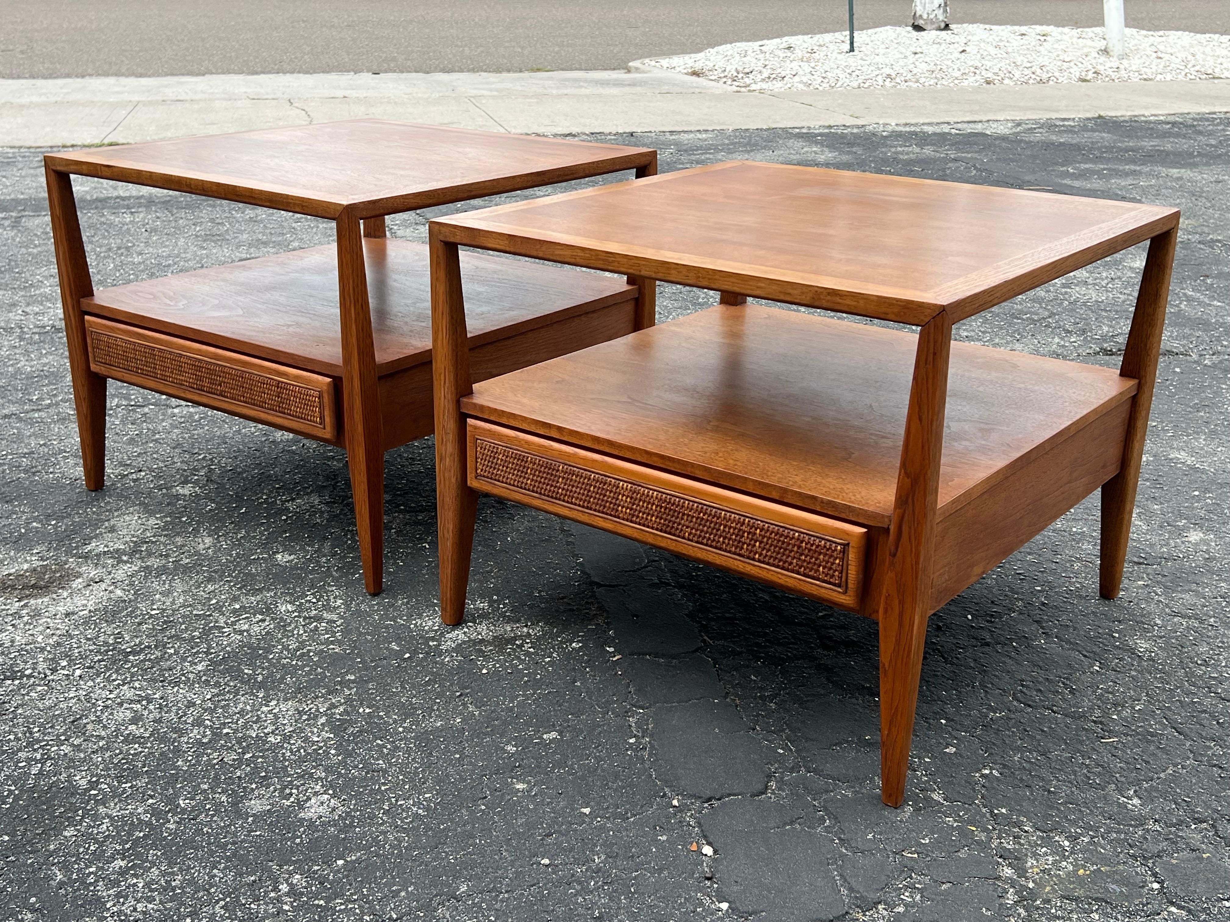 Pareja de mesas auxiliares grandes con cajones de Century Furniture Estadounidense en venta