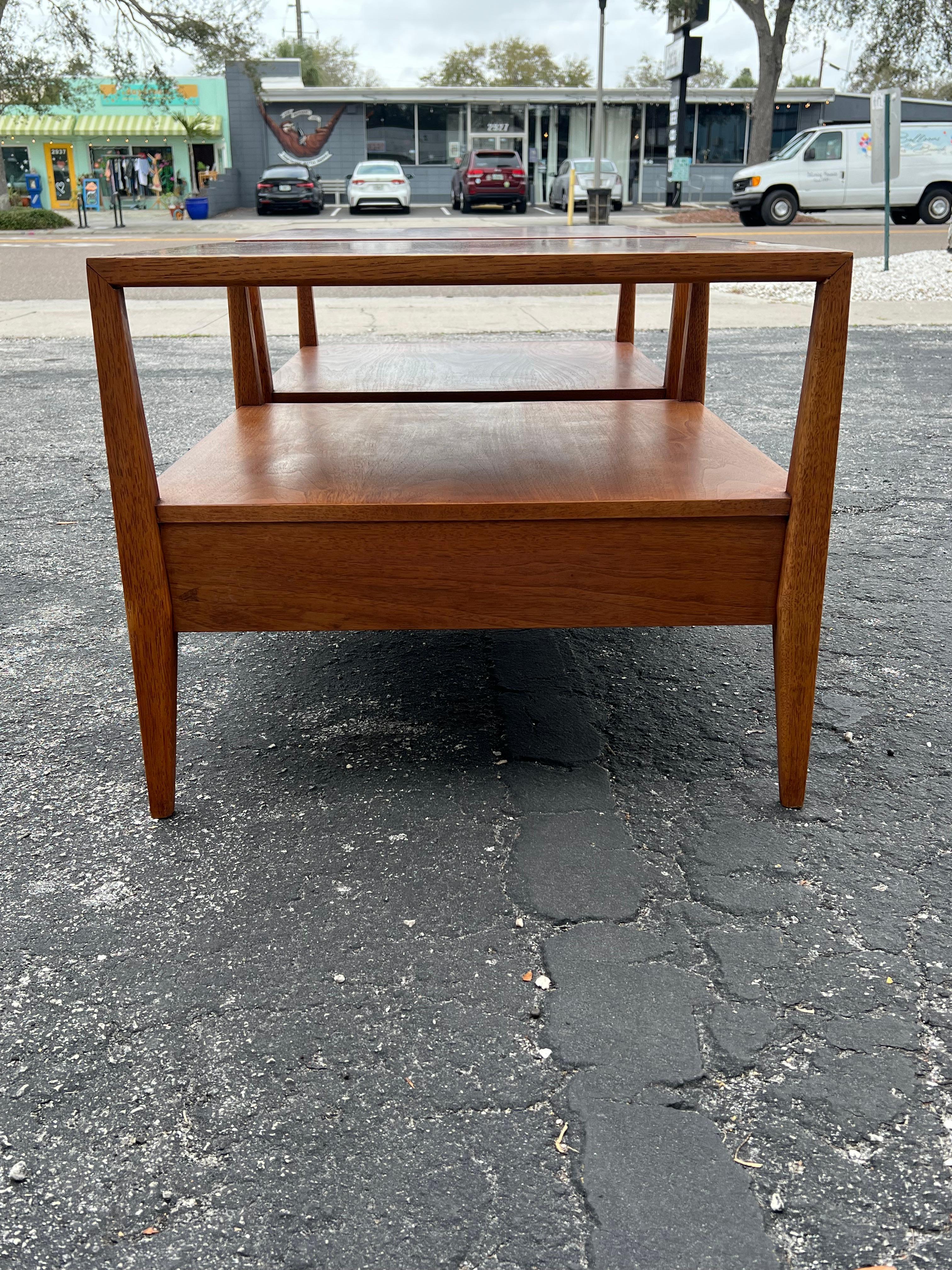 Pareja de mesas auxiliares grandes con cajones de Century Furniture mediados del siglo XX en venta