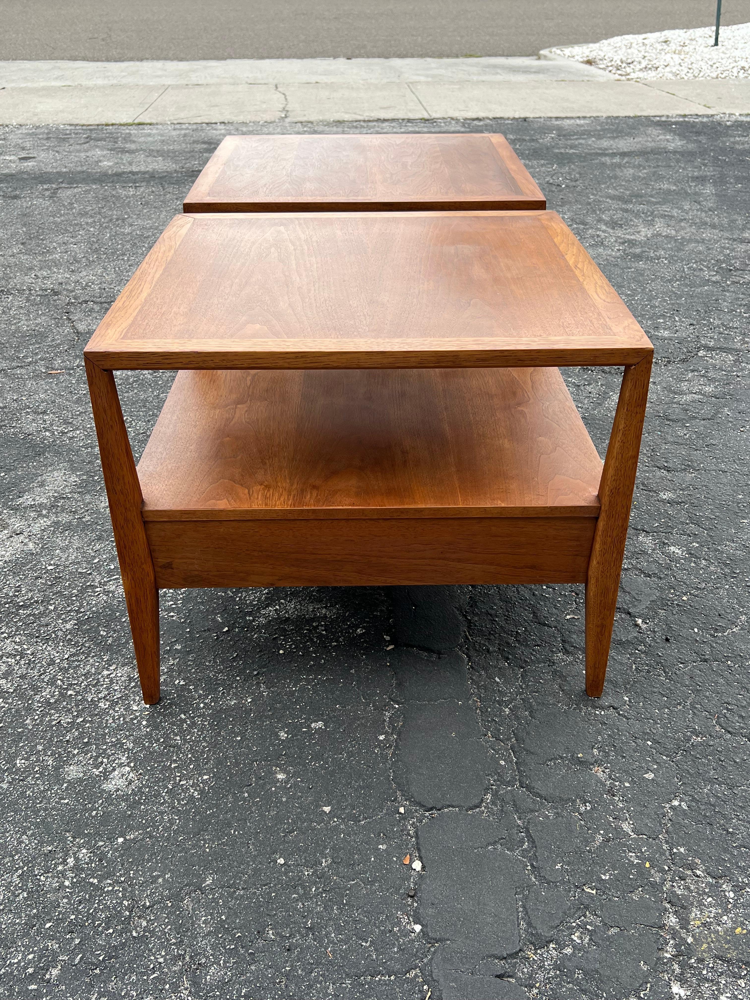 Pareja de mesas auxiliares grandes con cajones de Century Furniture Nogal en venta