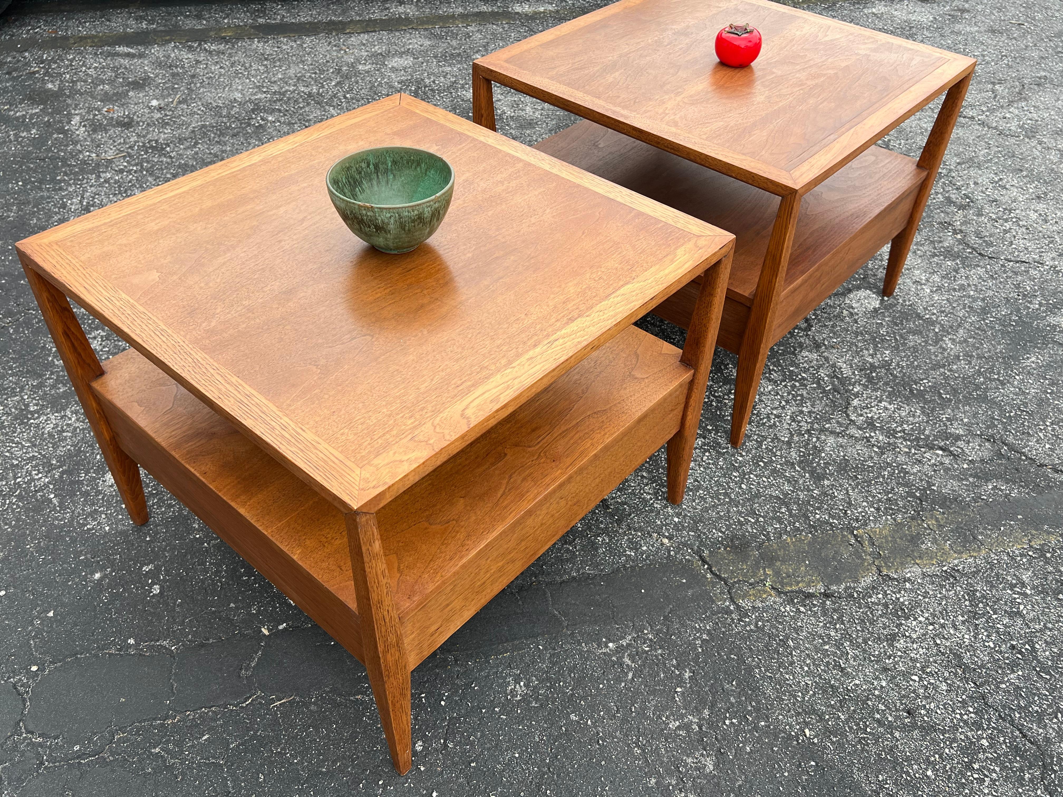 Pareja de mesas auxiliares grandes con cajones de Century Furniture en venta 2