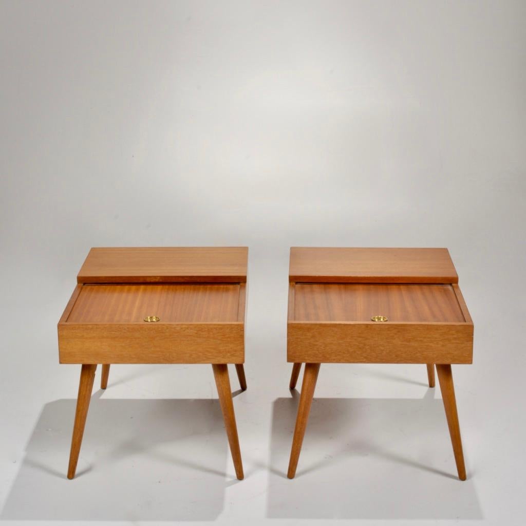 Pair of early Brown Saltman of California teak end tables with brass details designed by John Keal, circa 1950s.
These tables can be used as side tables or nightstands. They are in beautiful condition, with tapered legs and brass details. The top