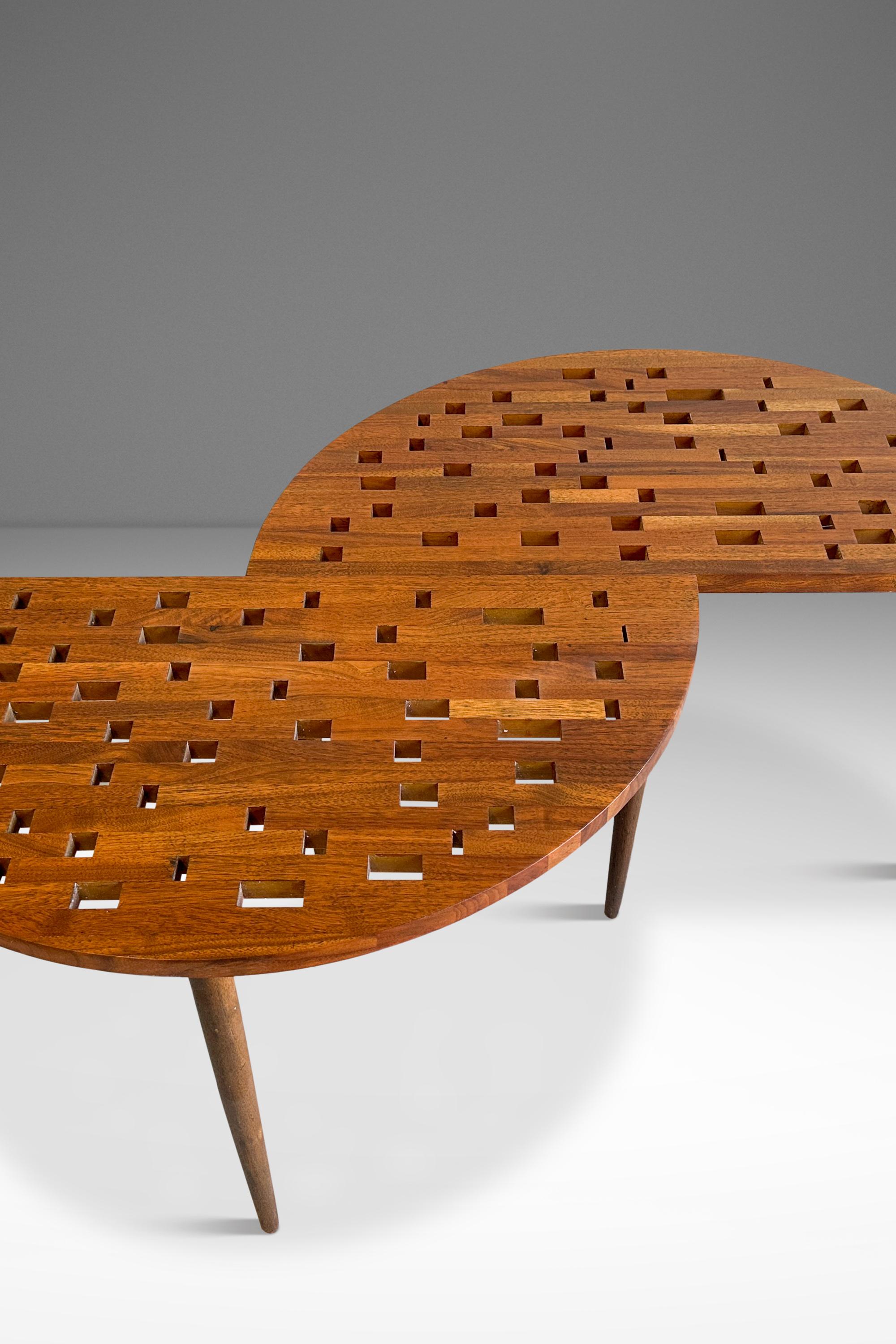 Ein Paar Beistelltische / maßgefertigter Couchtisch aus massivem Nussbaumholz, USA, ca. 1960er Jahre im Angebot 7