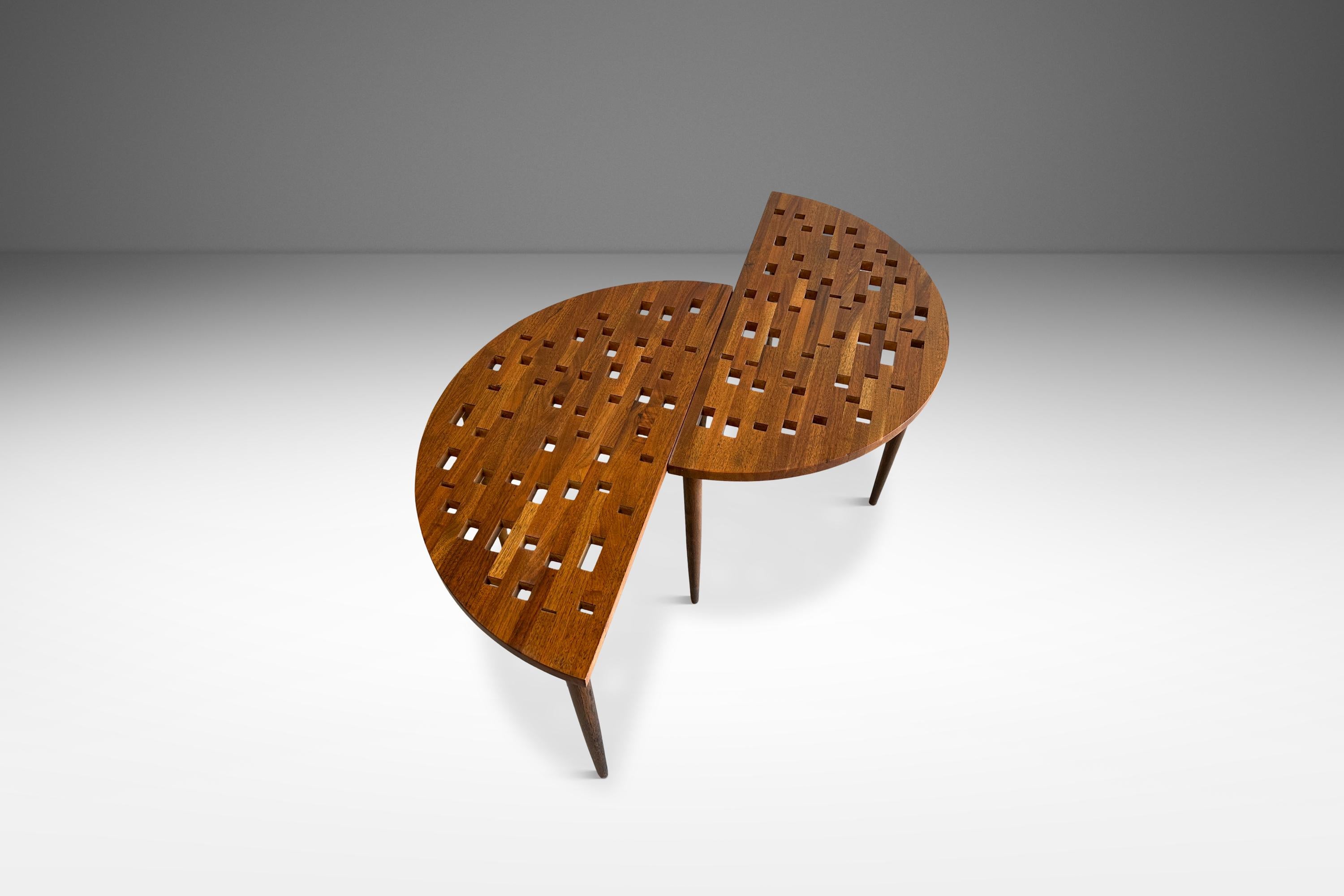 Ein Paar Beistelltische / maßgefertigter Couchtisch aus massivem Nussbaumholz, USA, ca. 1960er Jahre (Moderne der Mitte des Jahrhunderts) im Angebot
