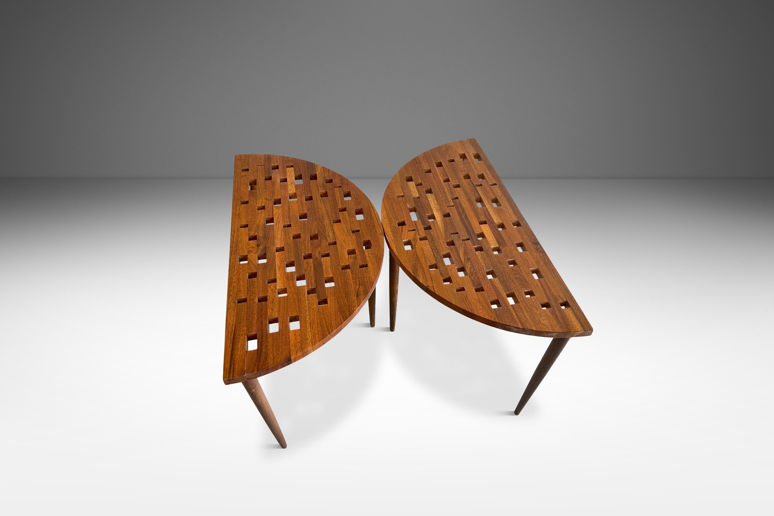 Ein Paar Beistelltische / maßgefertigter Couchtisch aus massivem Nussbaumholz, USA, ca. 1960er Jahre (amerikanisch) im Angebot